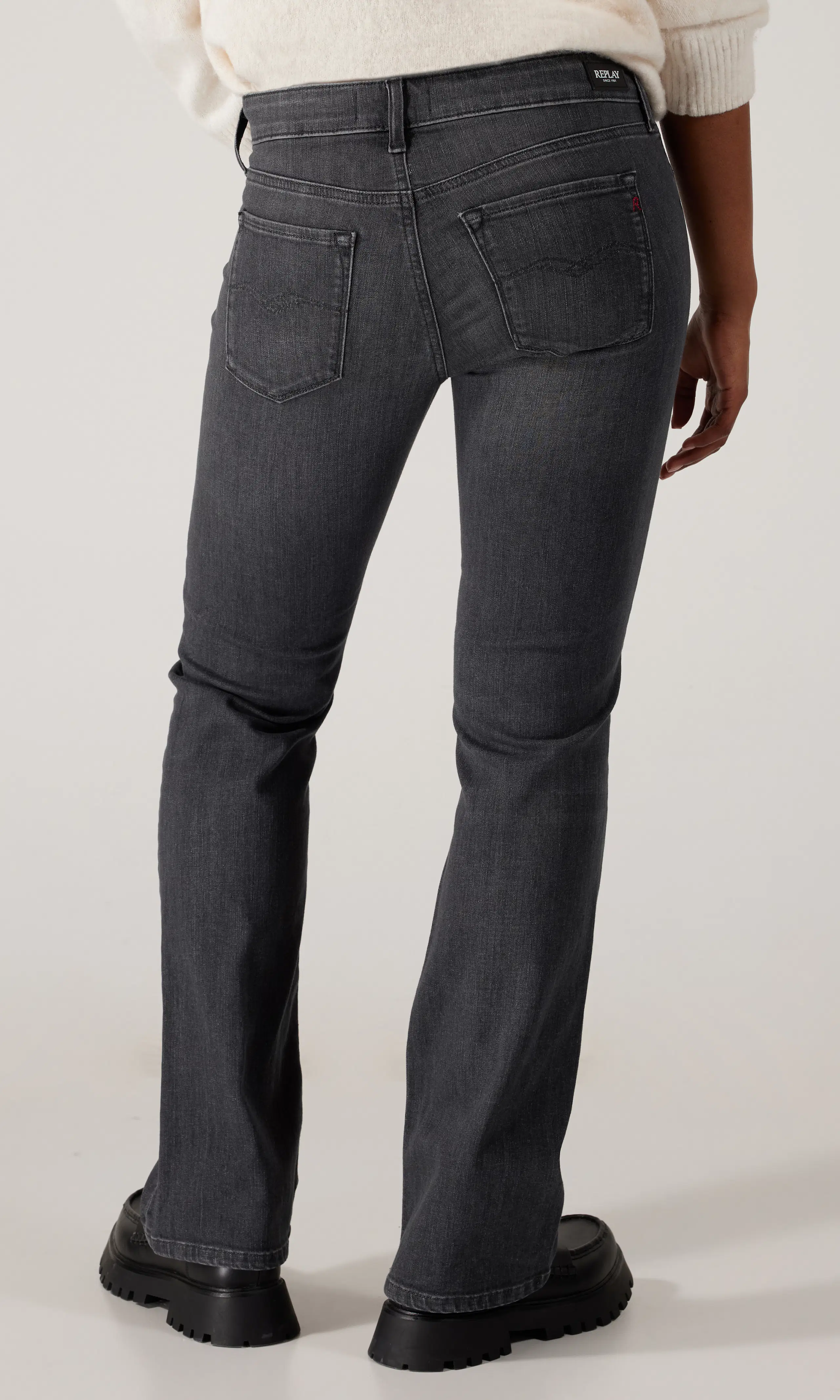 New Luz Bootcut Svart Jeans. Back. Model.