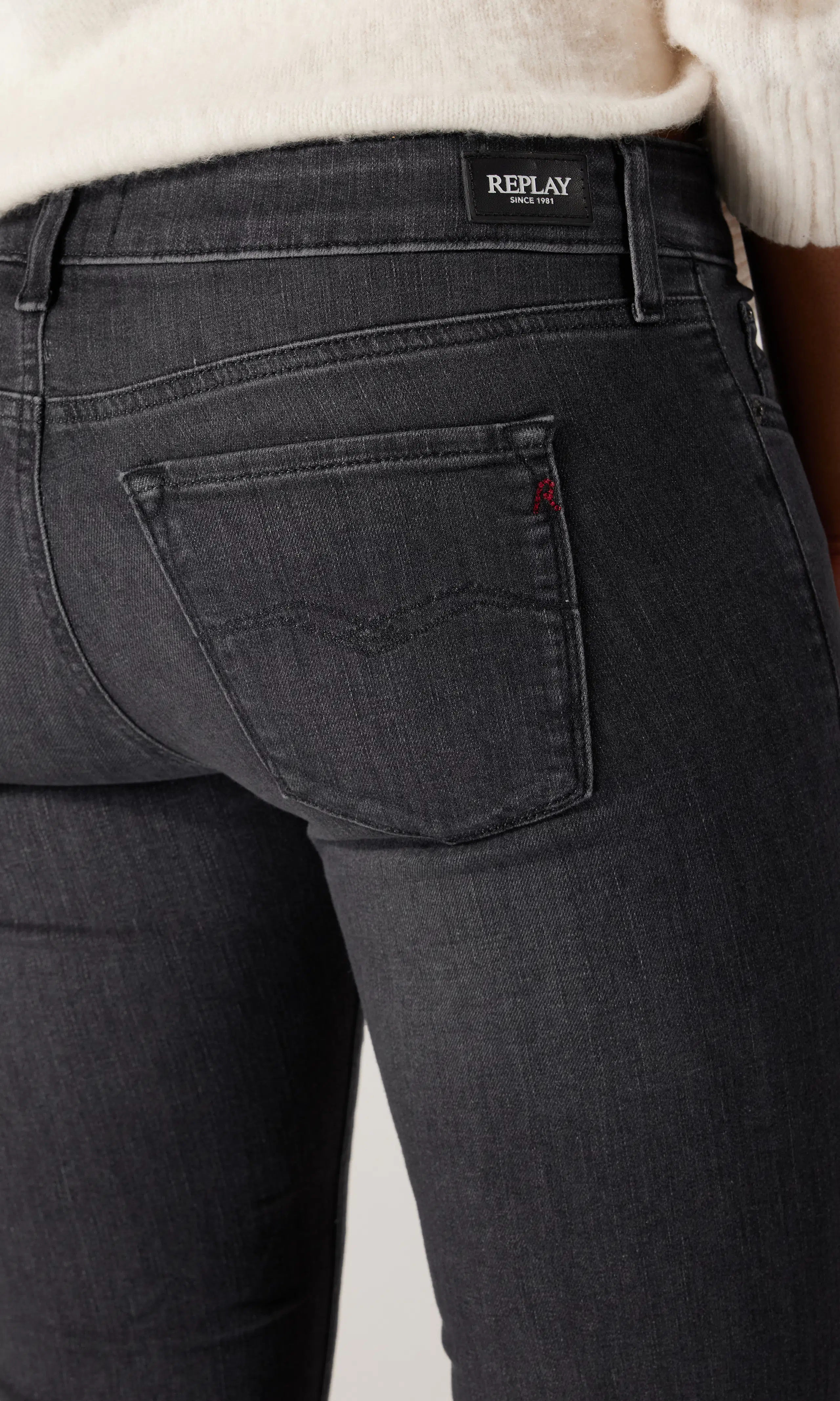 New Luz Bootcut Svart Jeans. Detail 1. Model.