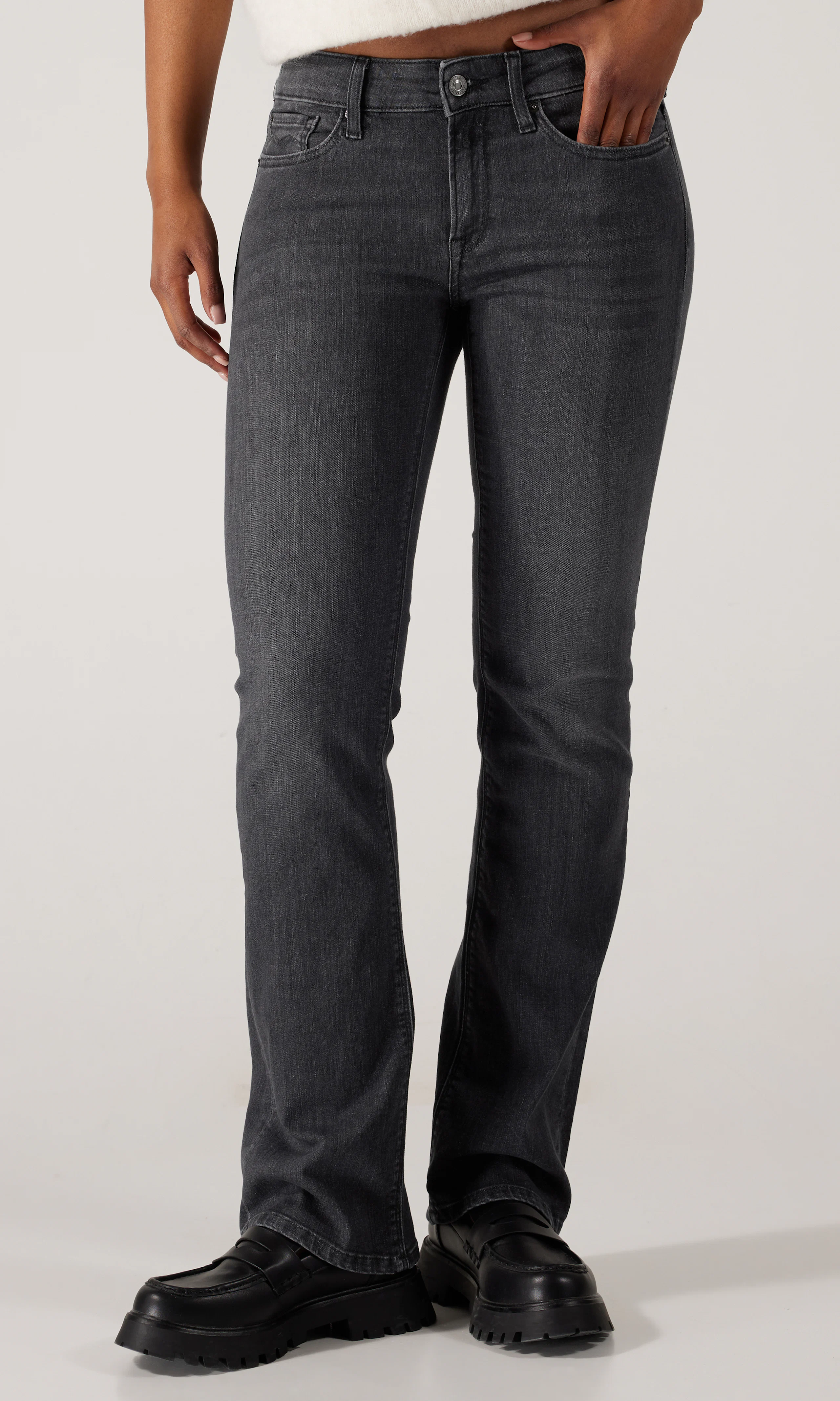 New Luz Bootcut Svart Jeans. Front. Model.
