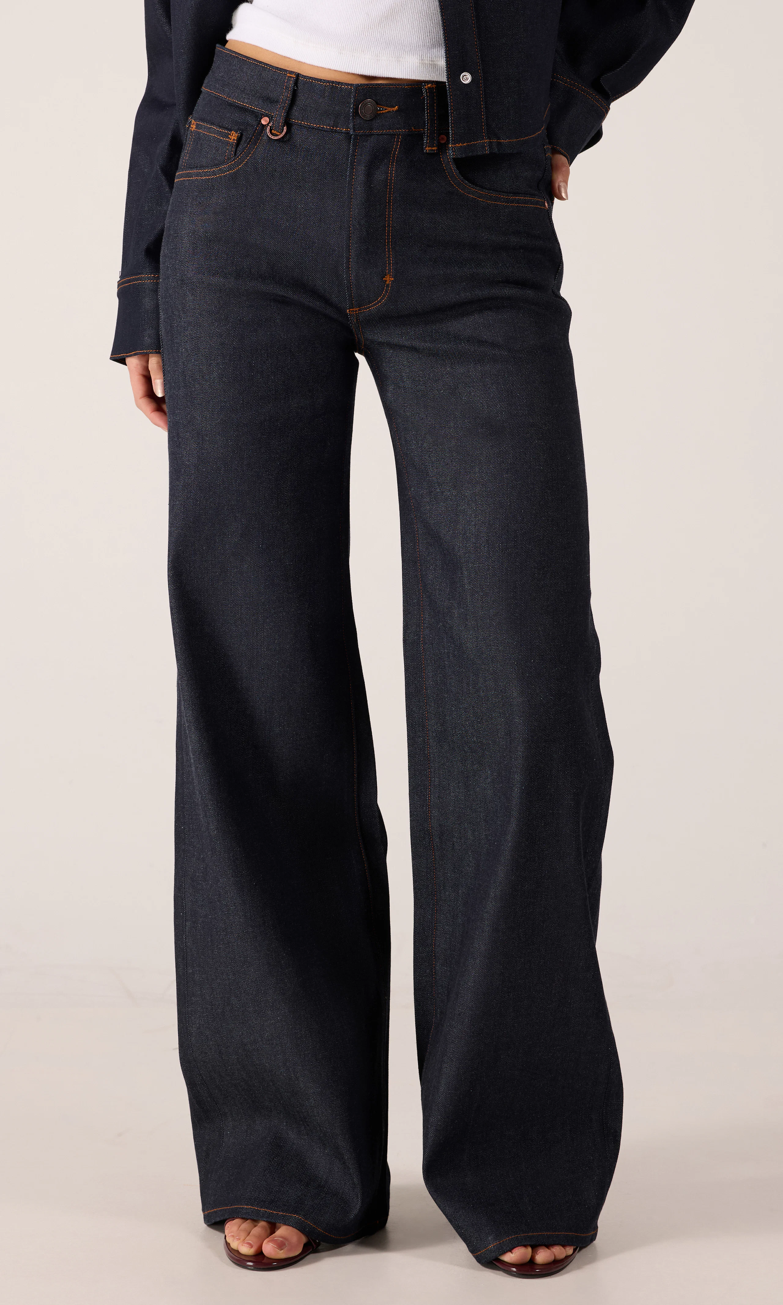 Eva Wide Mørk Blå Jeans. Front. Model.