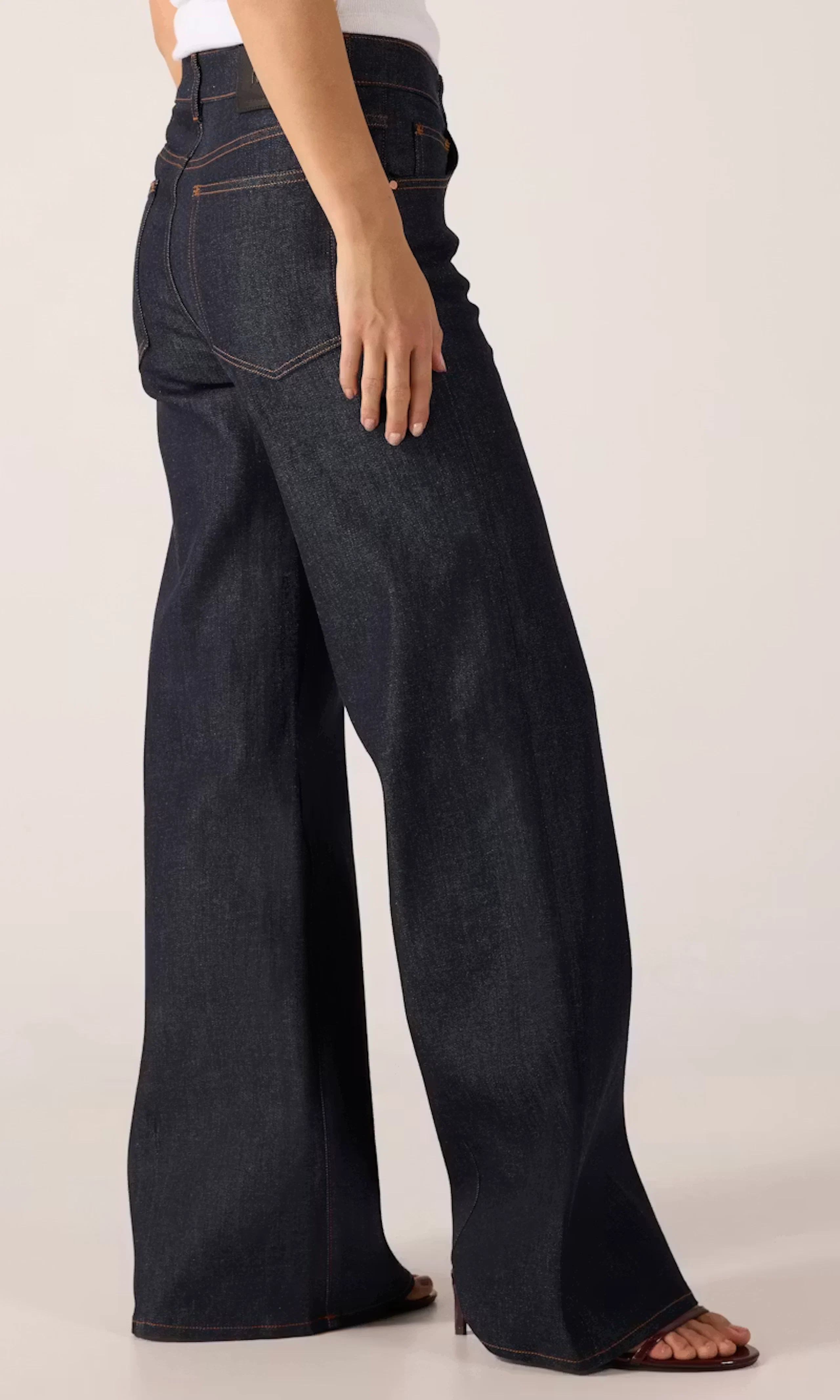 Eva Wide Mørk Blå Jeans. Front 2. Model.