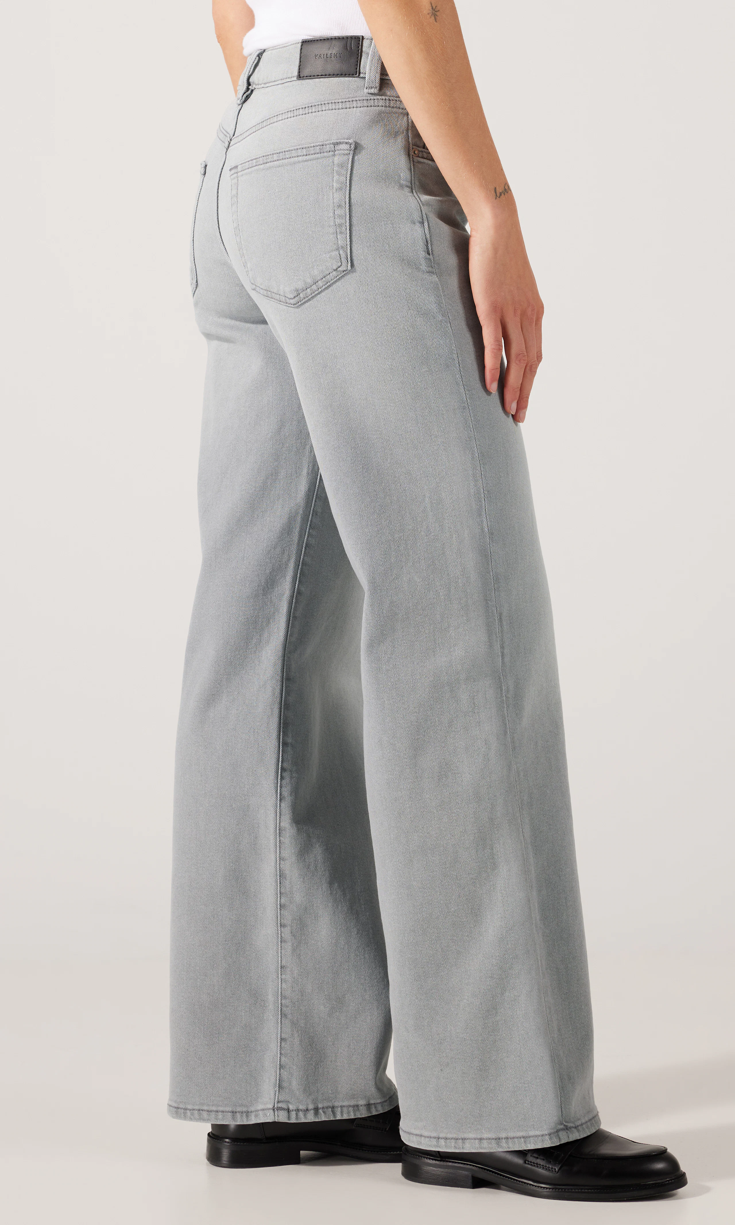 Wide Jeans. Front 2. Model.