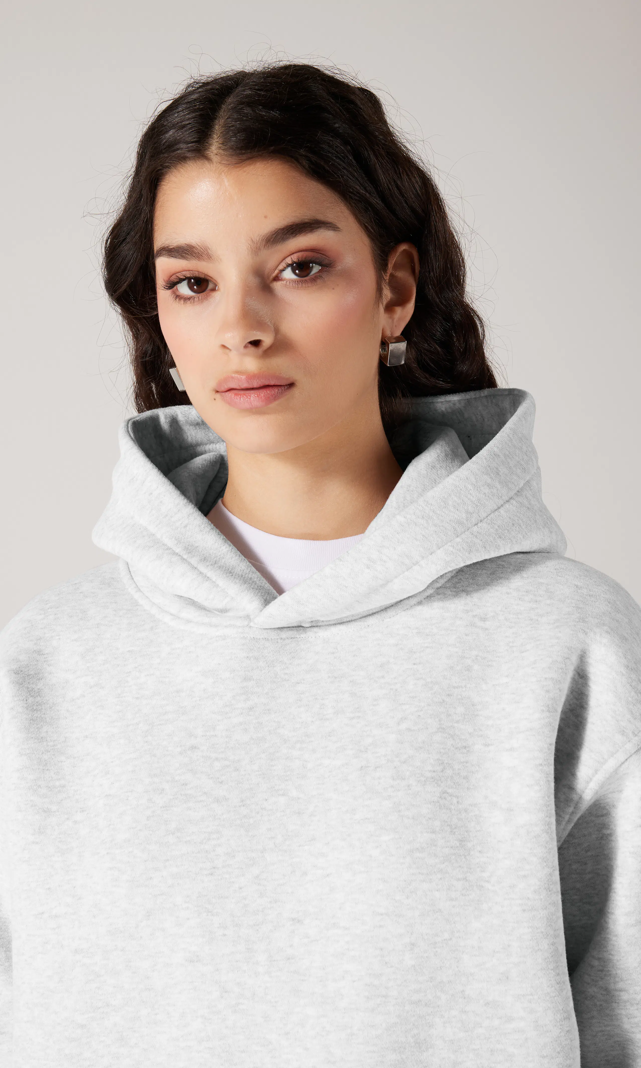 Logan Hoodie. Detail 1. Model.