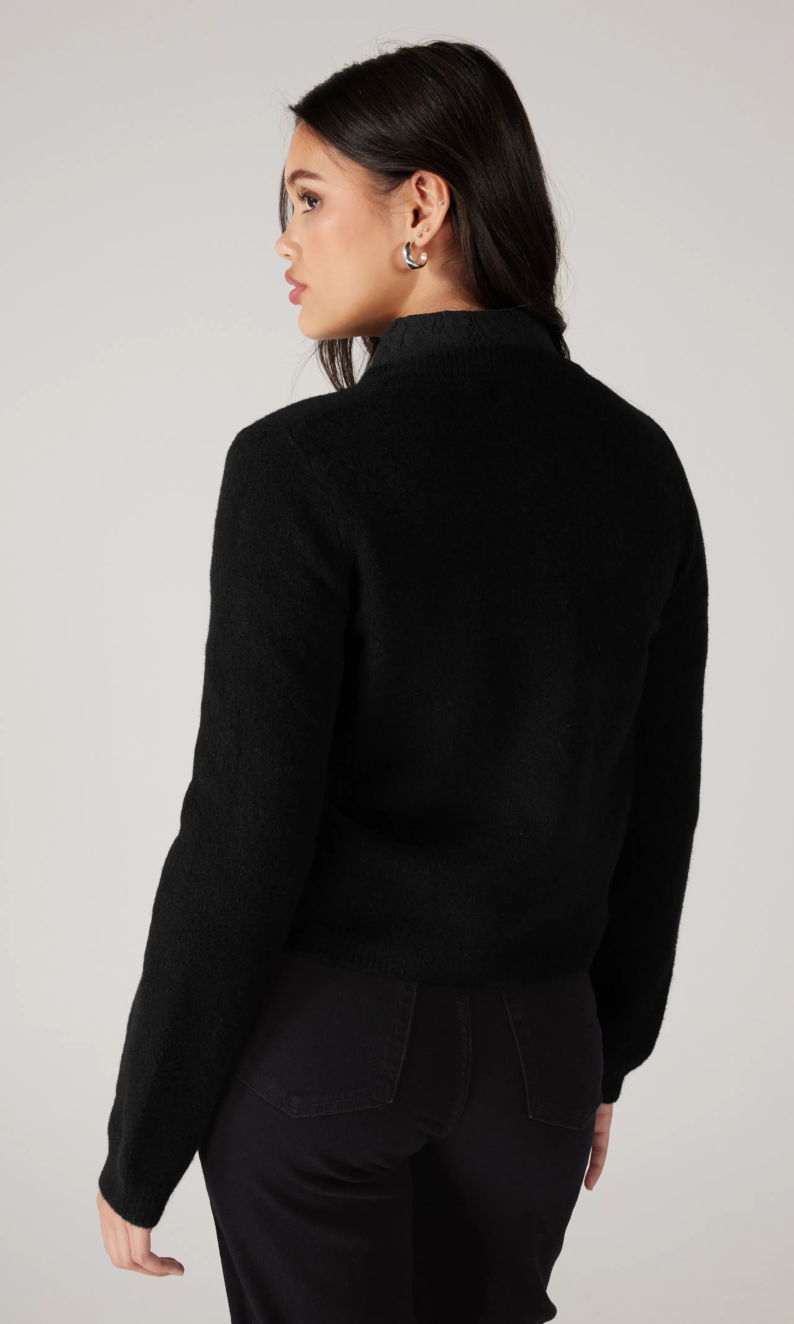 Kary Cardigan. Back. Model.