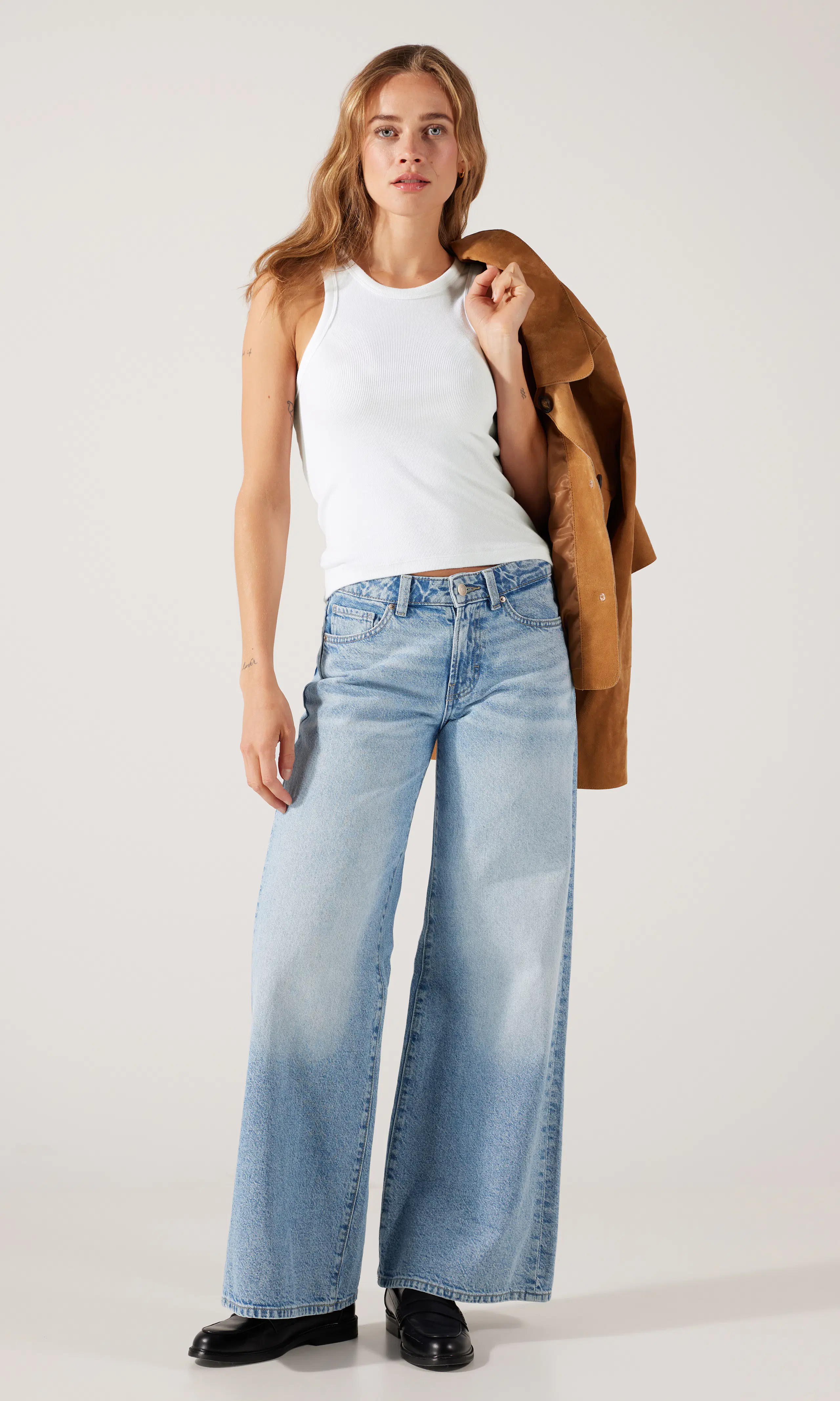 Super Wide Jeans. Front 1. Model.