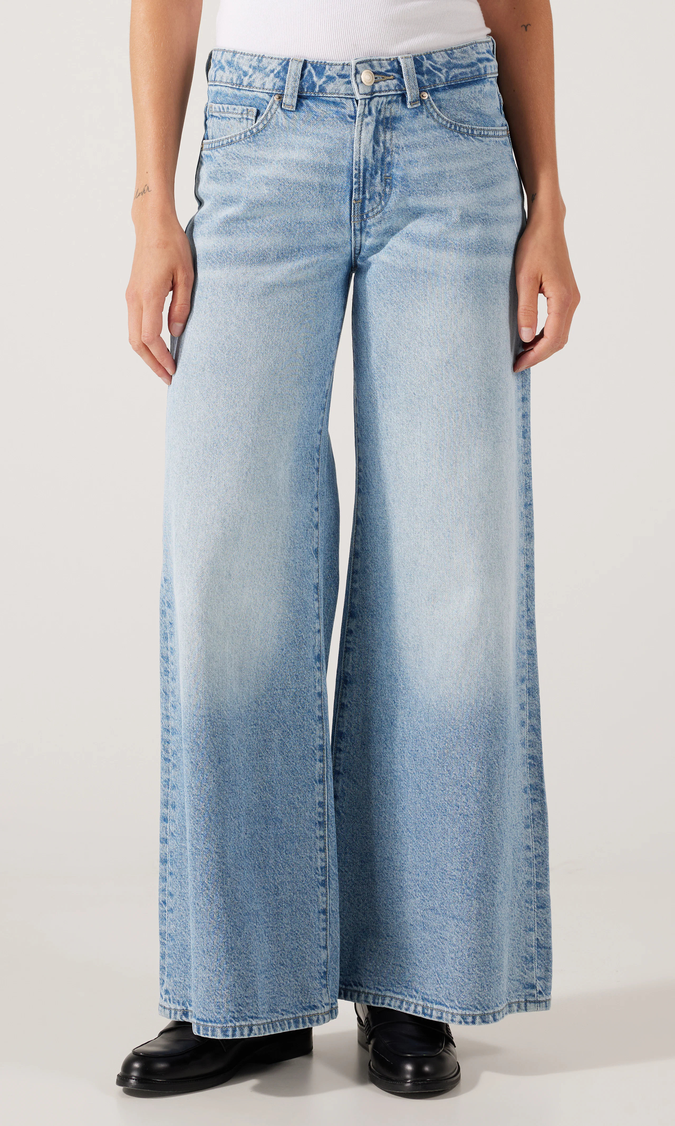 Super Wide Jeans. Front. Model.