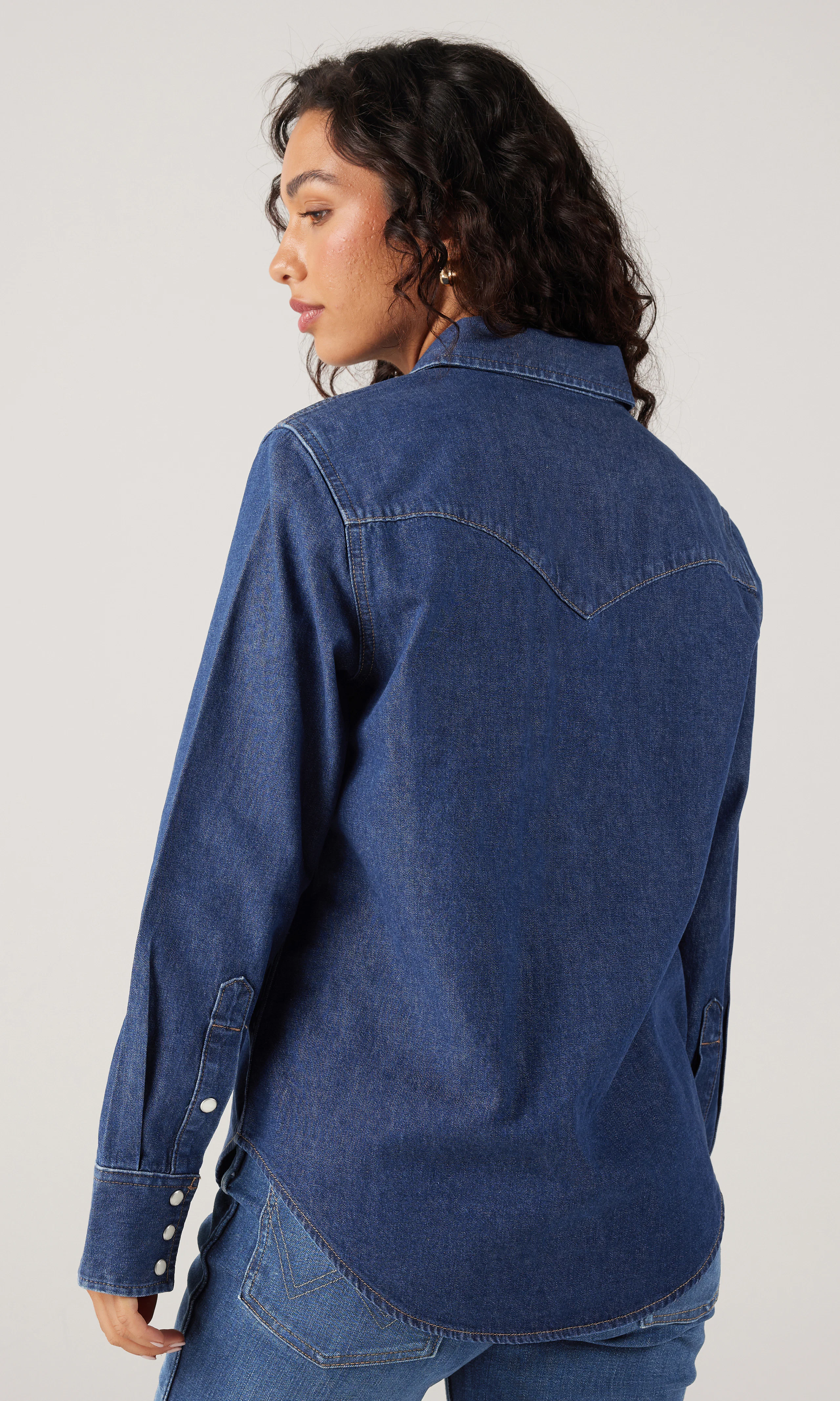 Western Mørk Blå Denim Skjorte. Back. Model.
