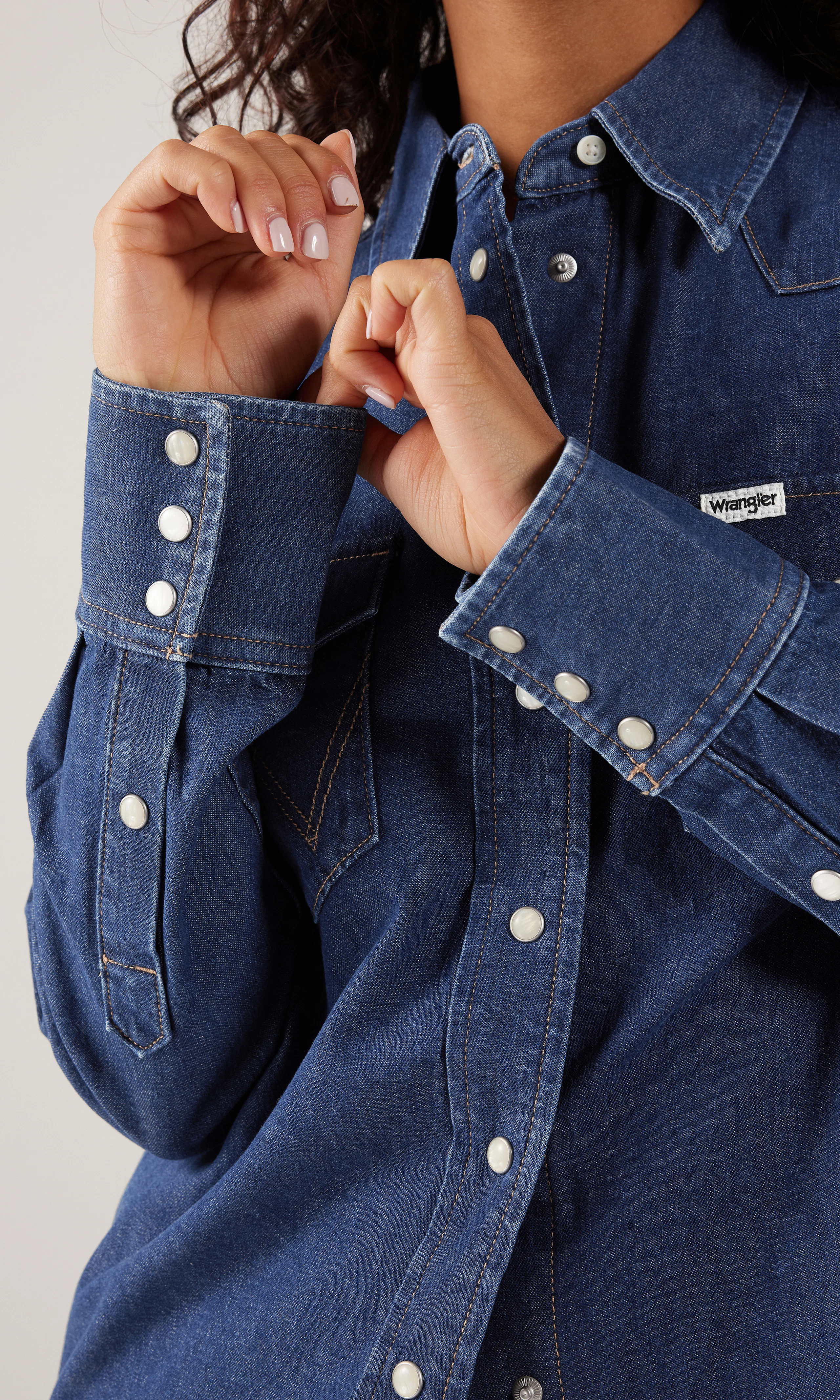 Western Mørk Blå Denim Skjorte. Detail 2. Model.