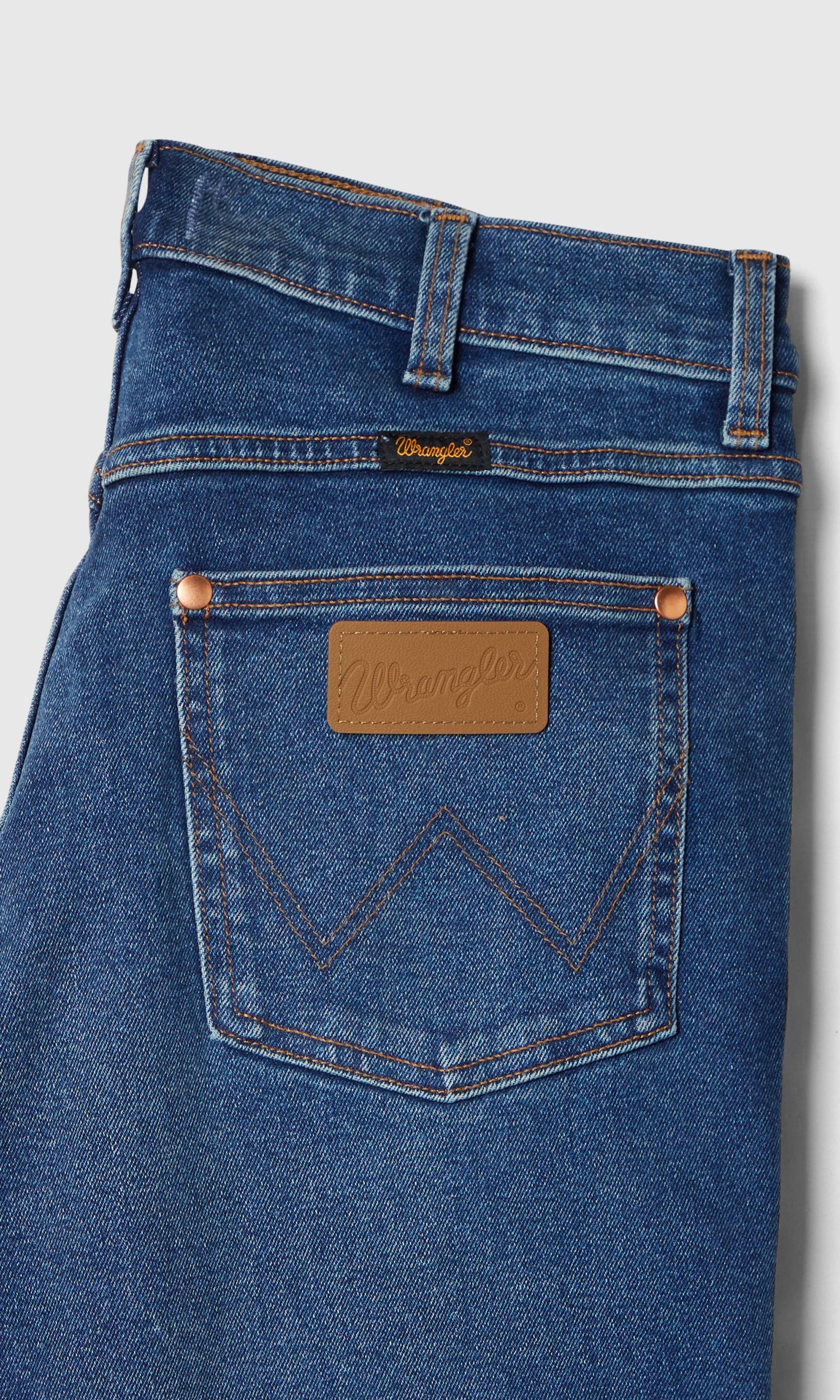 Wrancher Medium Blå Jeans. Detail 1. Flat.