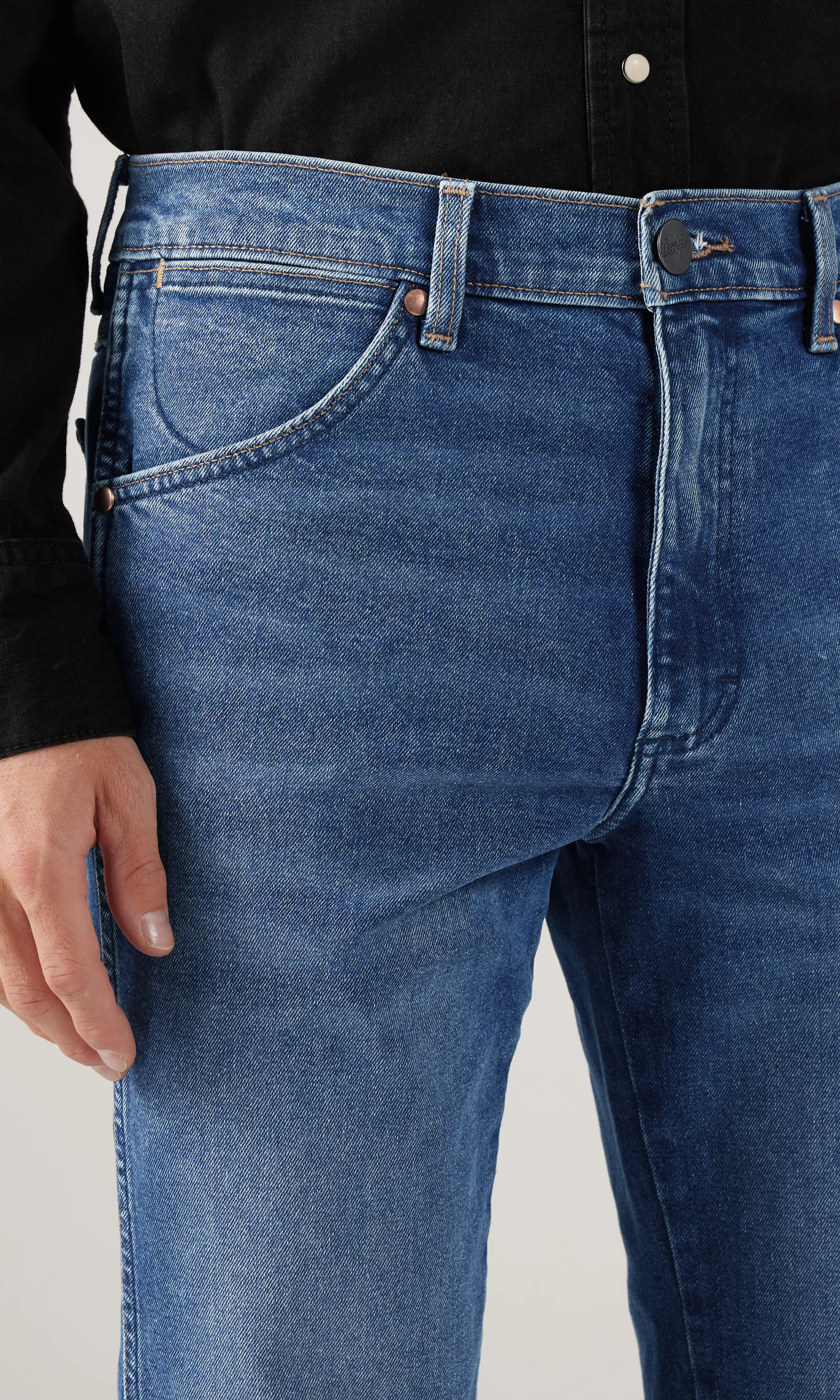 Wrancher Medium Blå Jeans. Detail 2. Model.