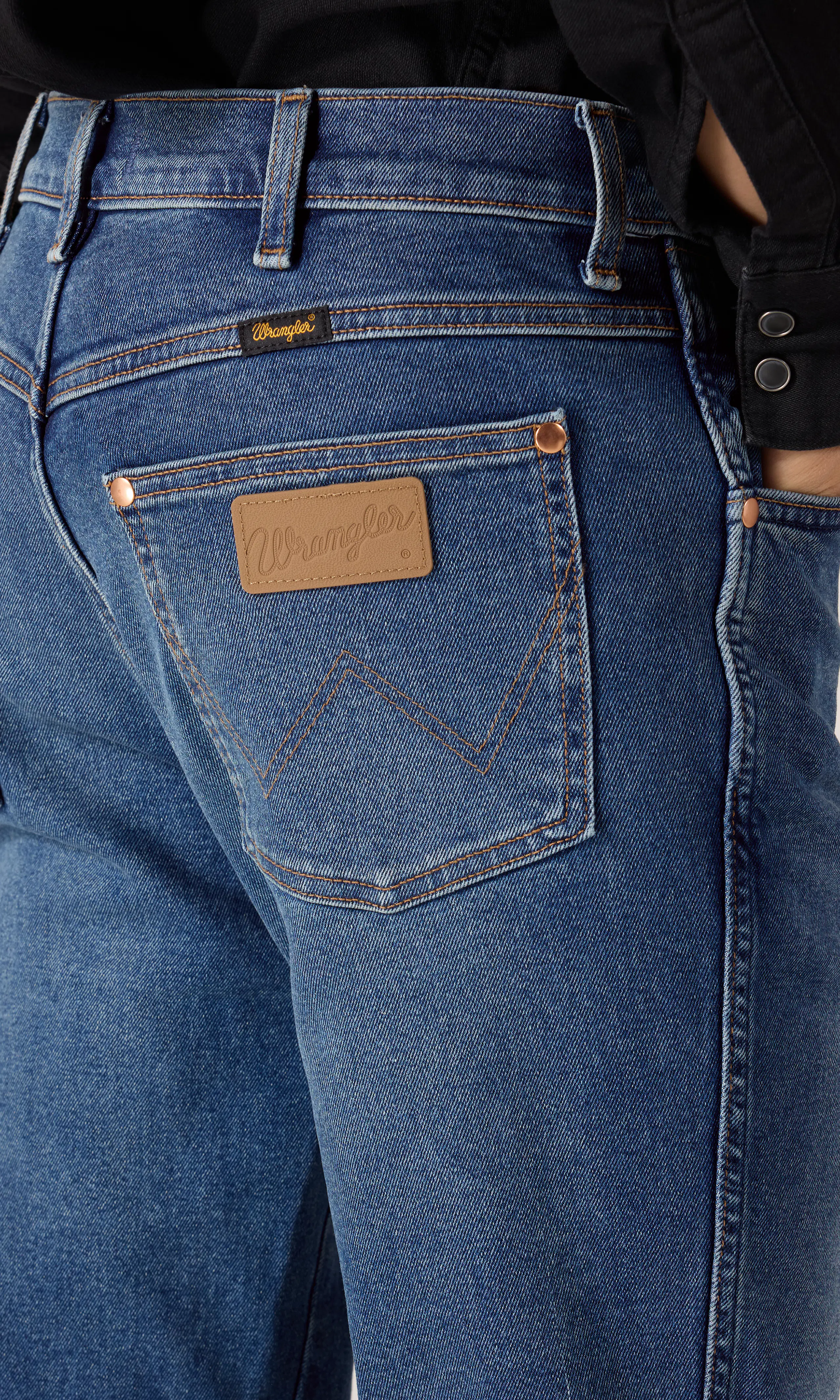 Wrancher Medium Blå Jeans. Detail 2. Model.