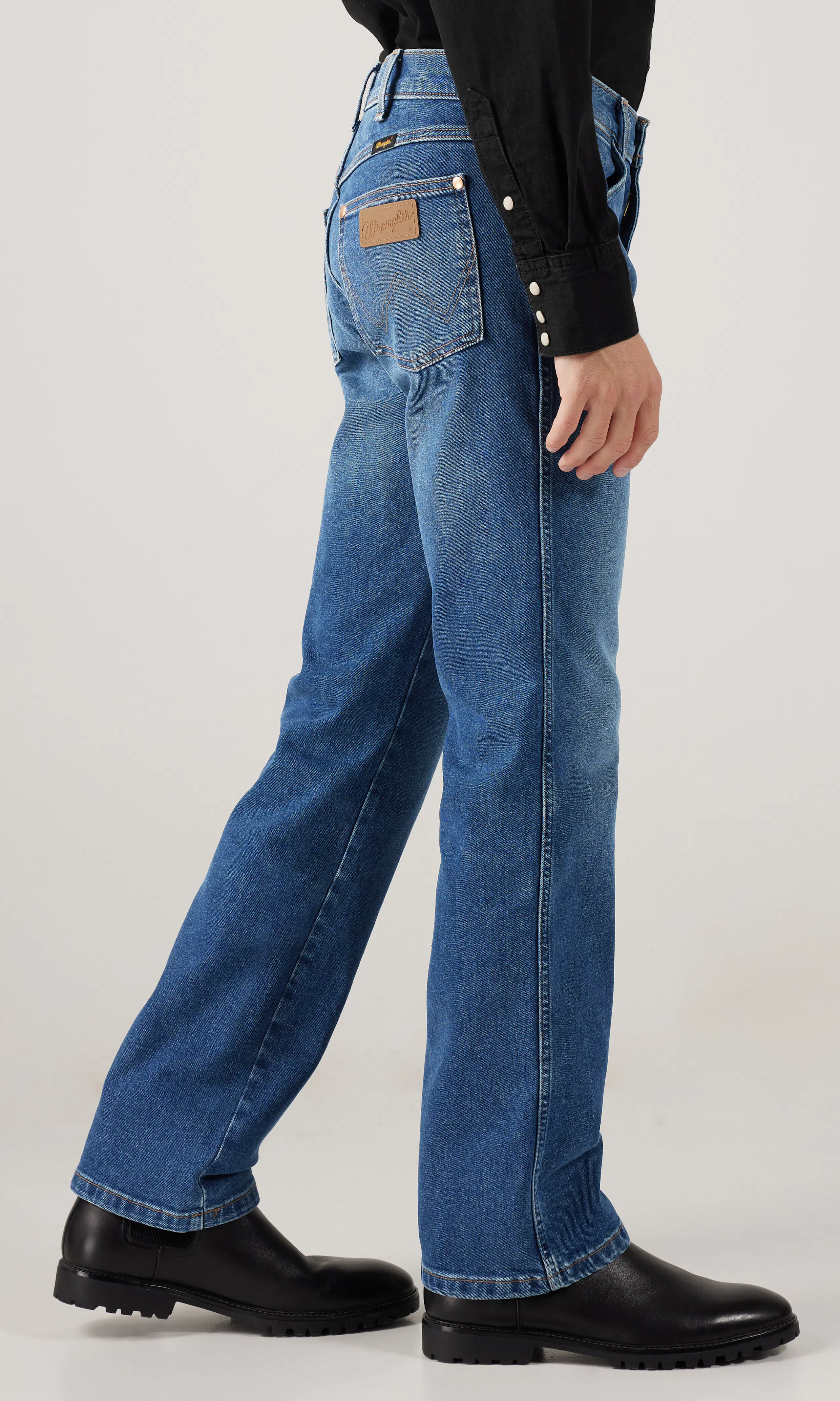 Wrancher Medium Blå Jeans. Front 1. Model.