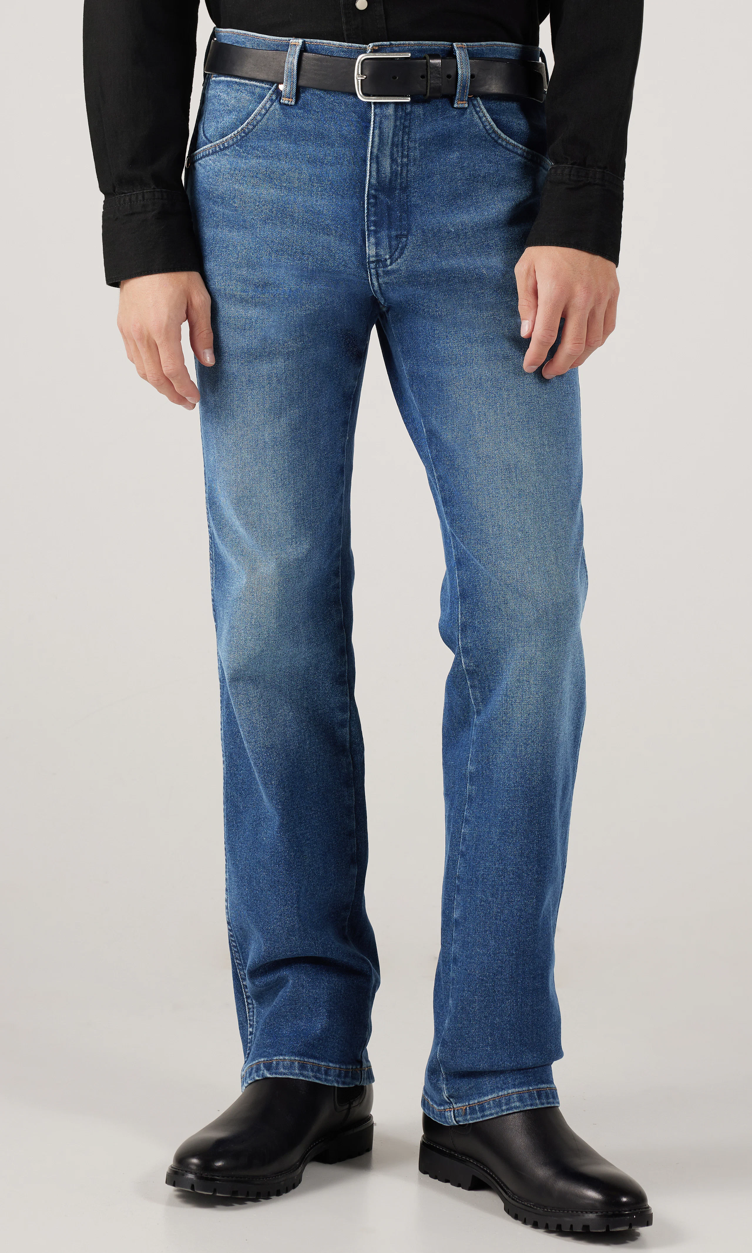 Wrancher Medium Blå Jeans. Front. Model.