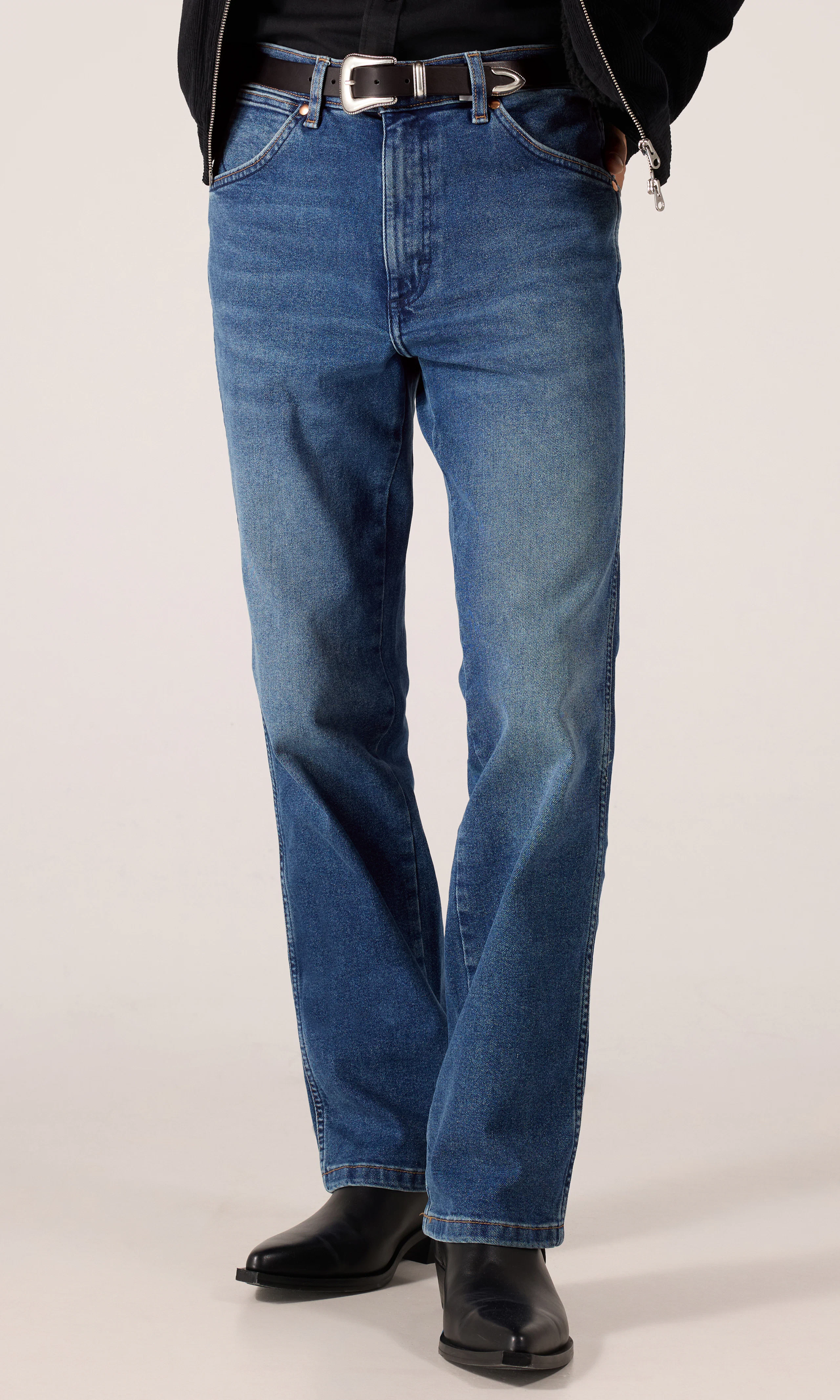 Wrancher Medium Blå Jeans. Front. Model.