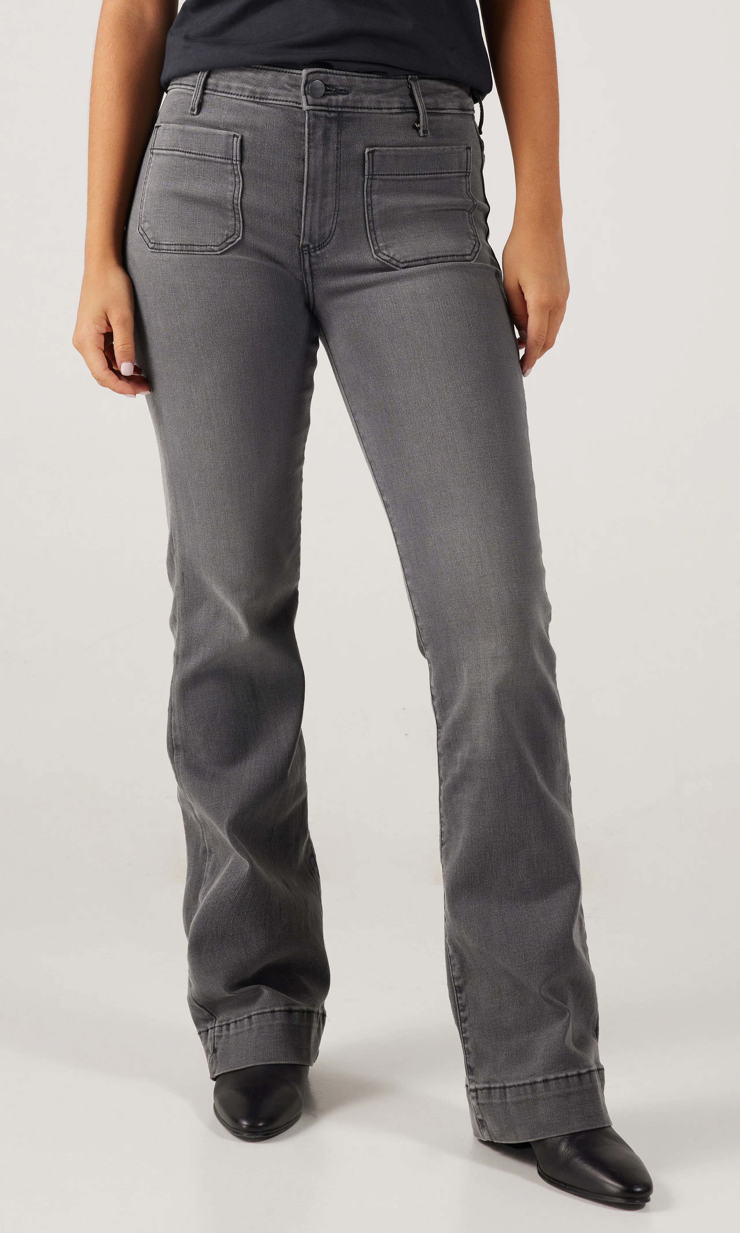 Flare Ljusgrå Jeans. Front. Model.