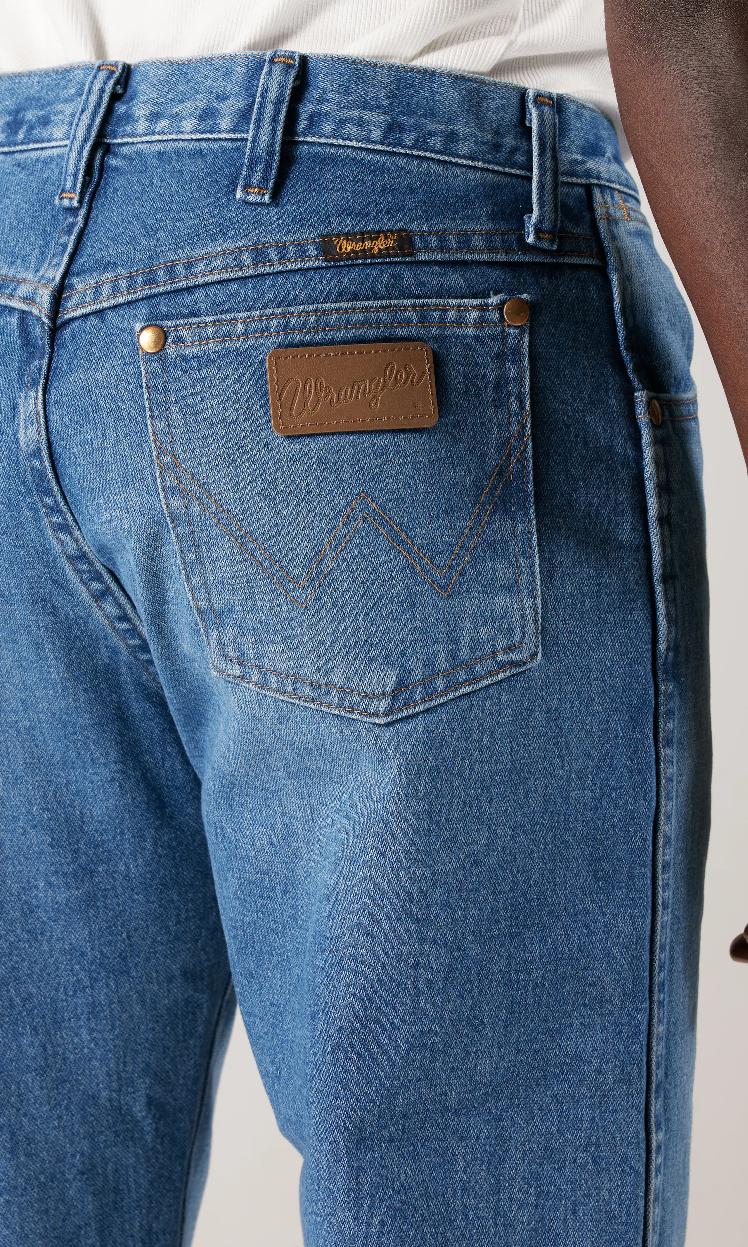 13MWZ Cowboy Cut® Medium Blå Jeans. Detail 1. Model.