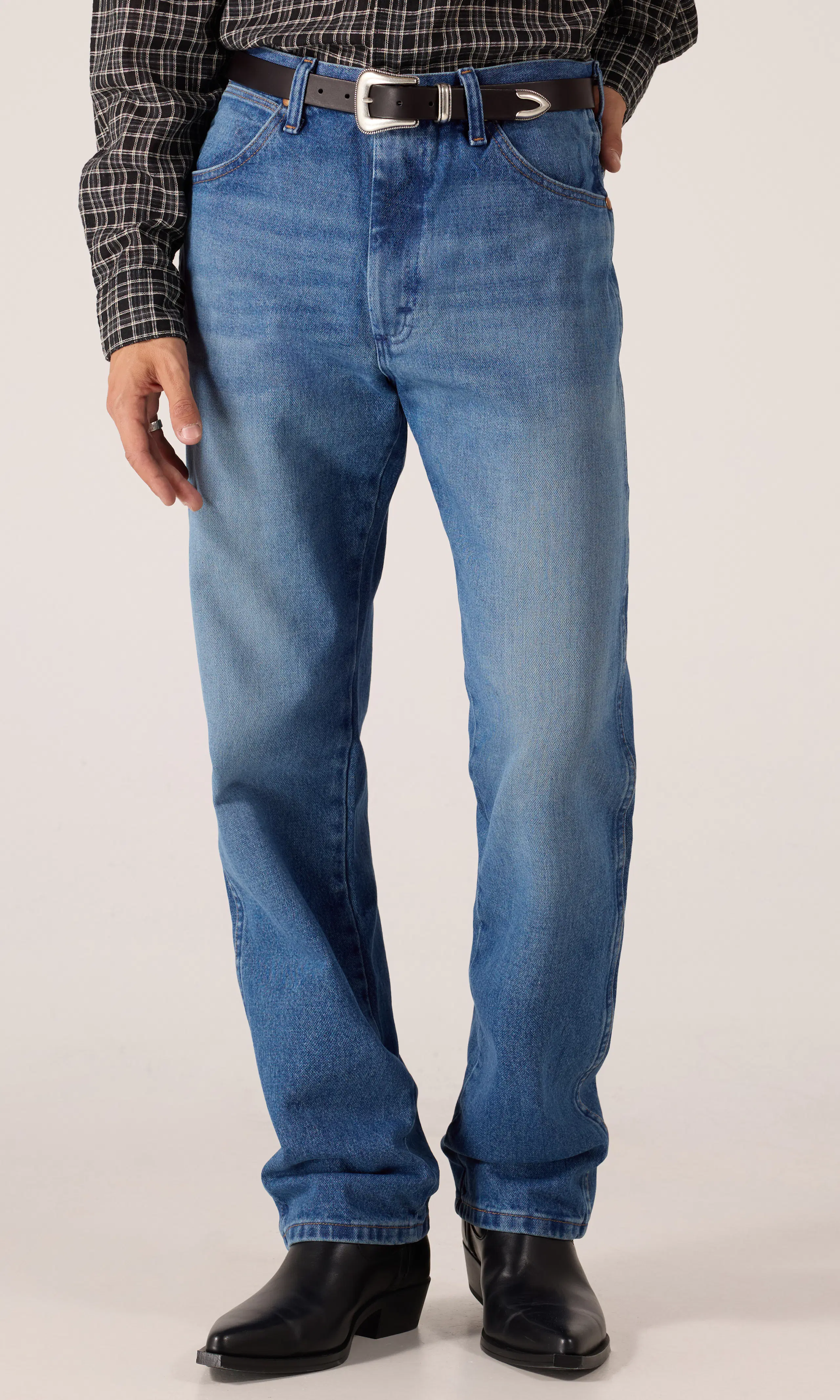 13MWZ Cowboy Cut® Medium Blå Jeans. Front. Model.