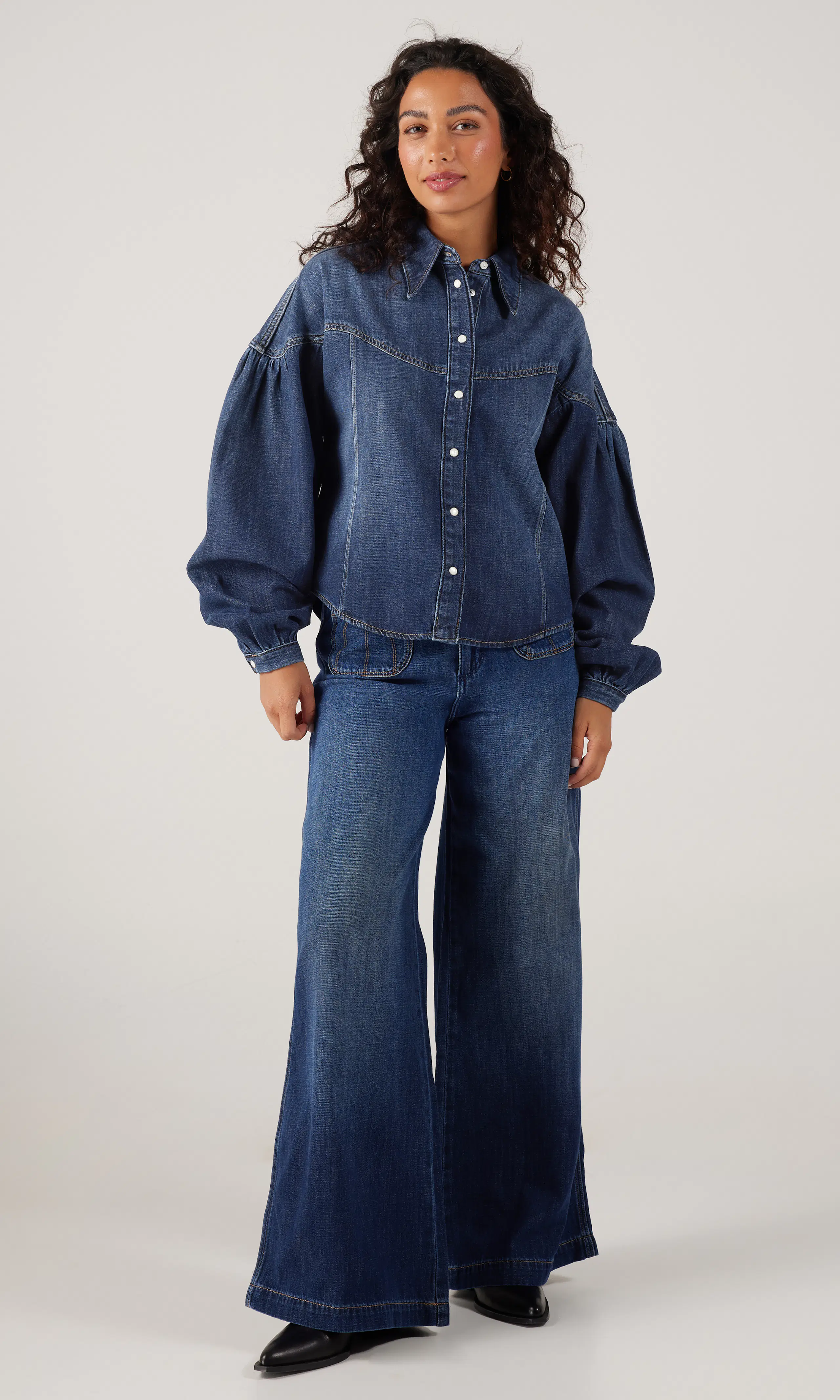 High Rise Trouser Mörkblå Jeans. Front 1. Model.