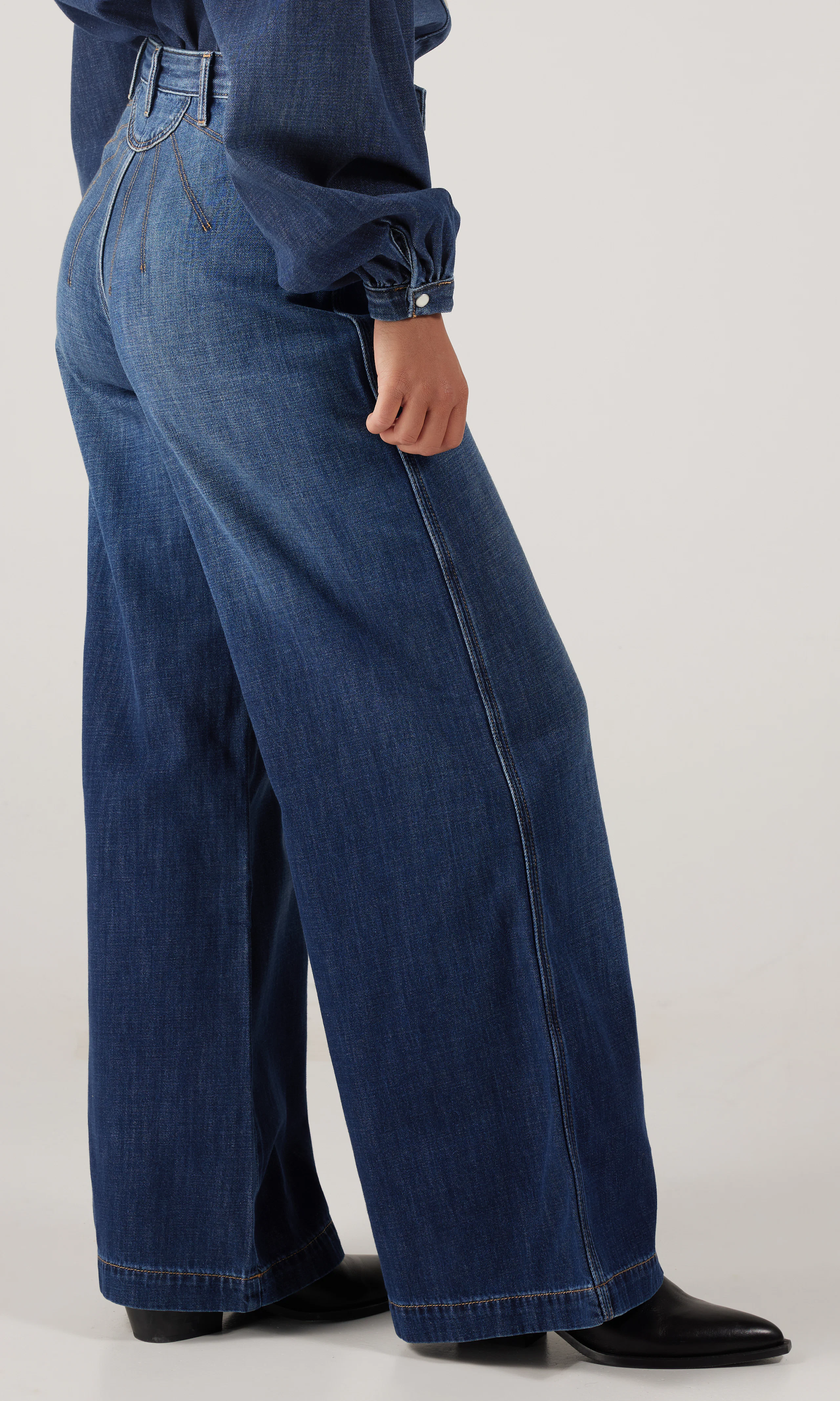 High Rise Trouser Mörkblå Jeans. Front 2. Model.
