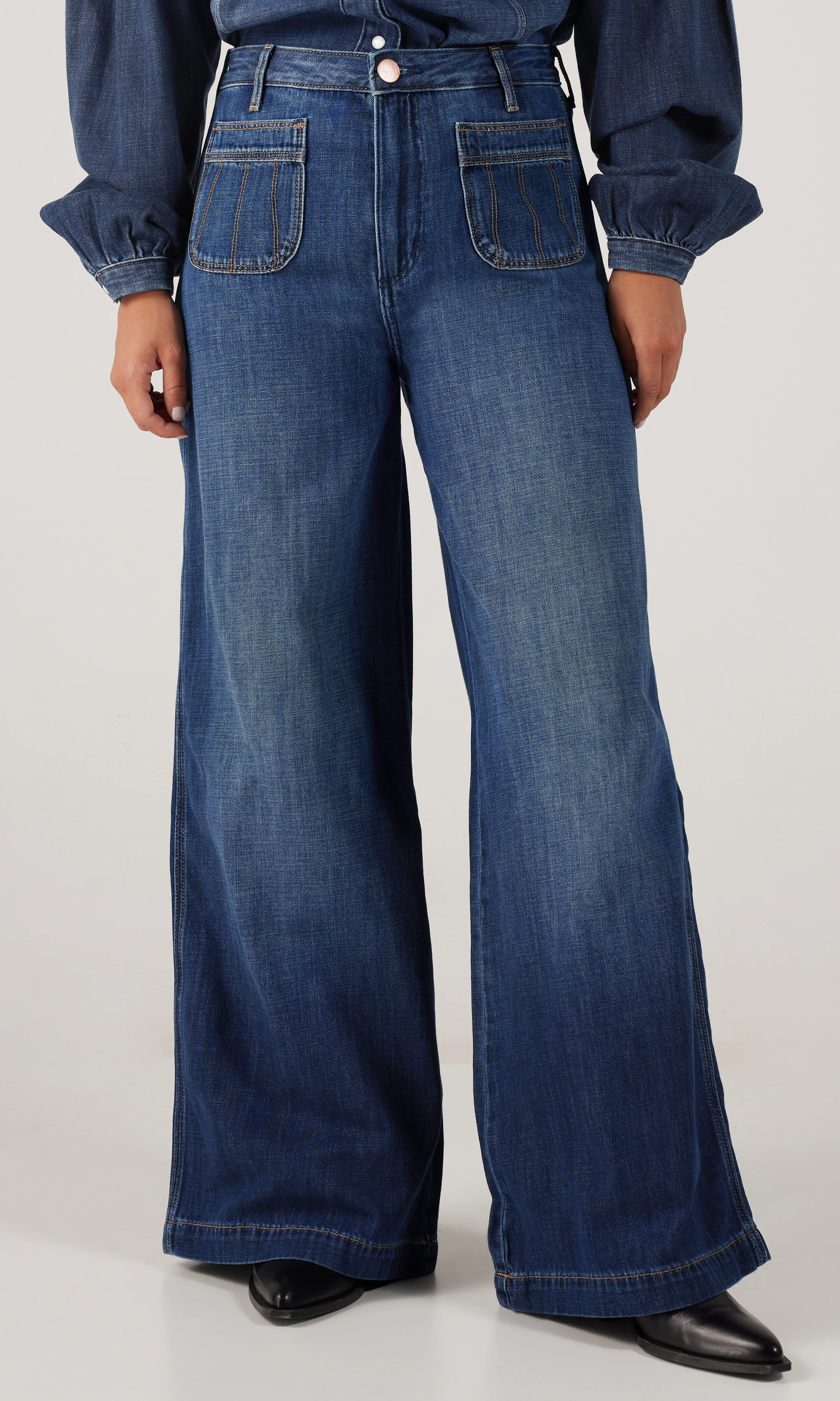 High Rise Trouser Mörkblå Jeans. Front. Model.