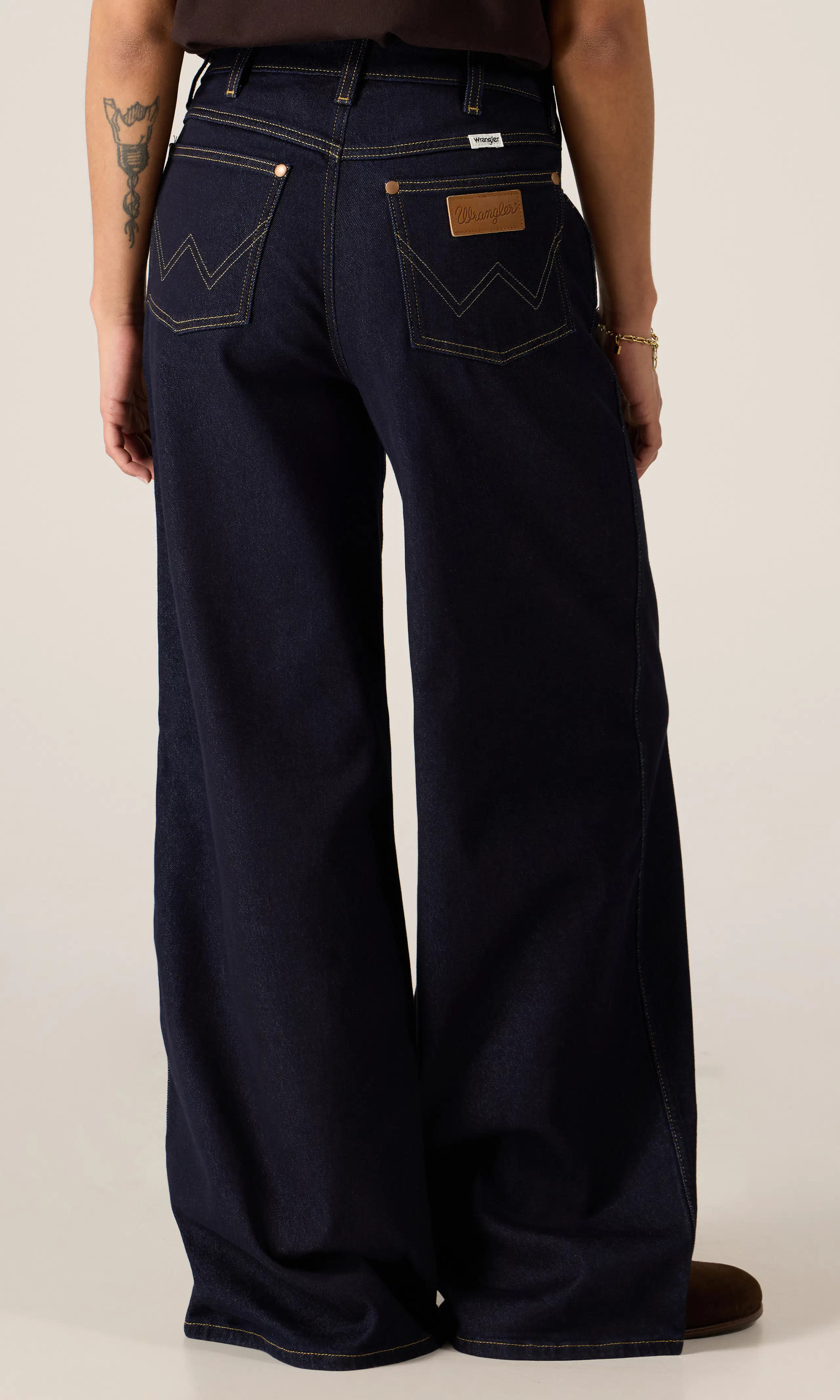 Canyon Mörkblå Jeans. Back. Model.