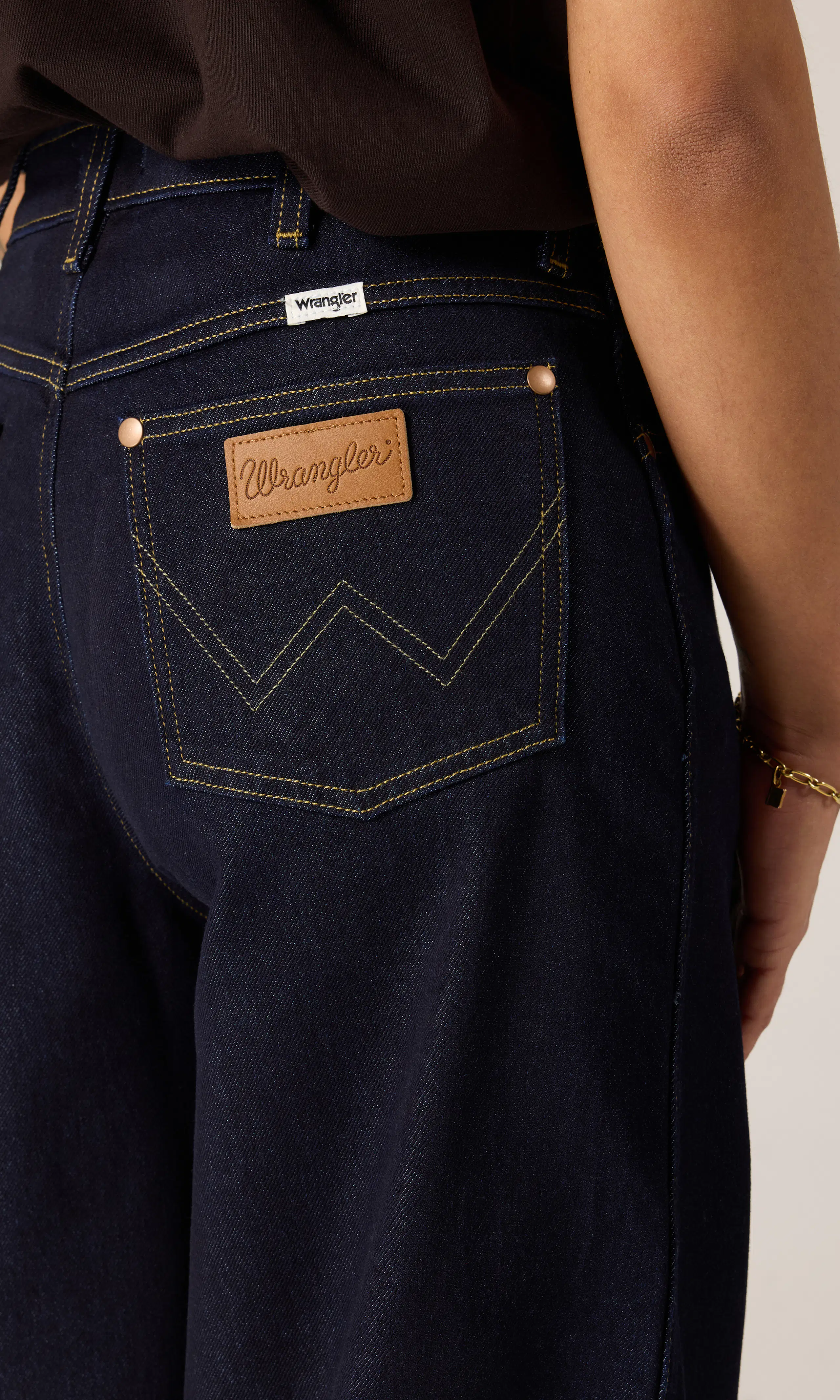 Canyon Mörkblå Jeans. Detail 1. Model.