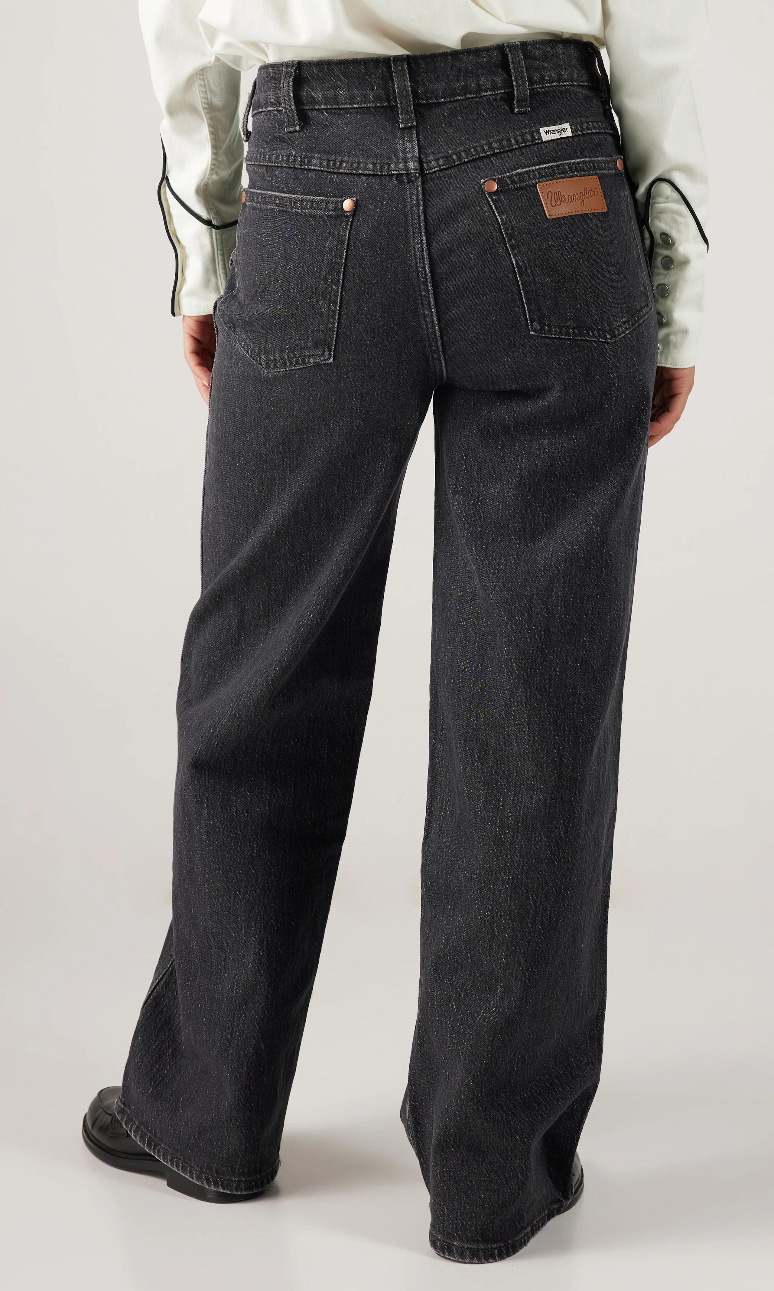 Loose Straight Svart Jeans. Back. Model.