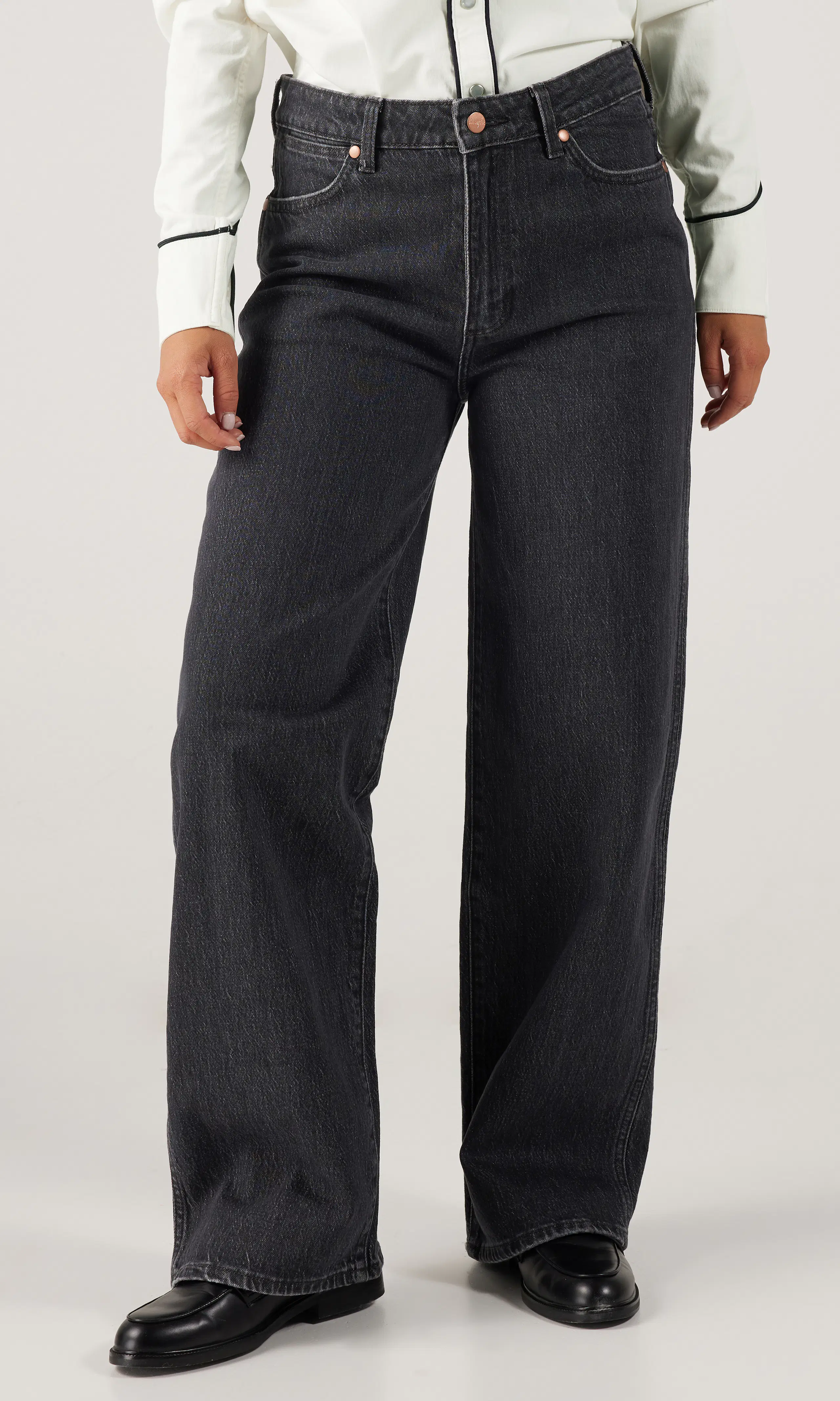 Loose Straight Svart Jeans. Front. Model.