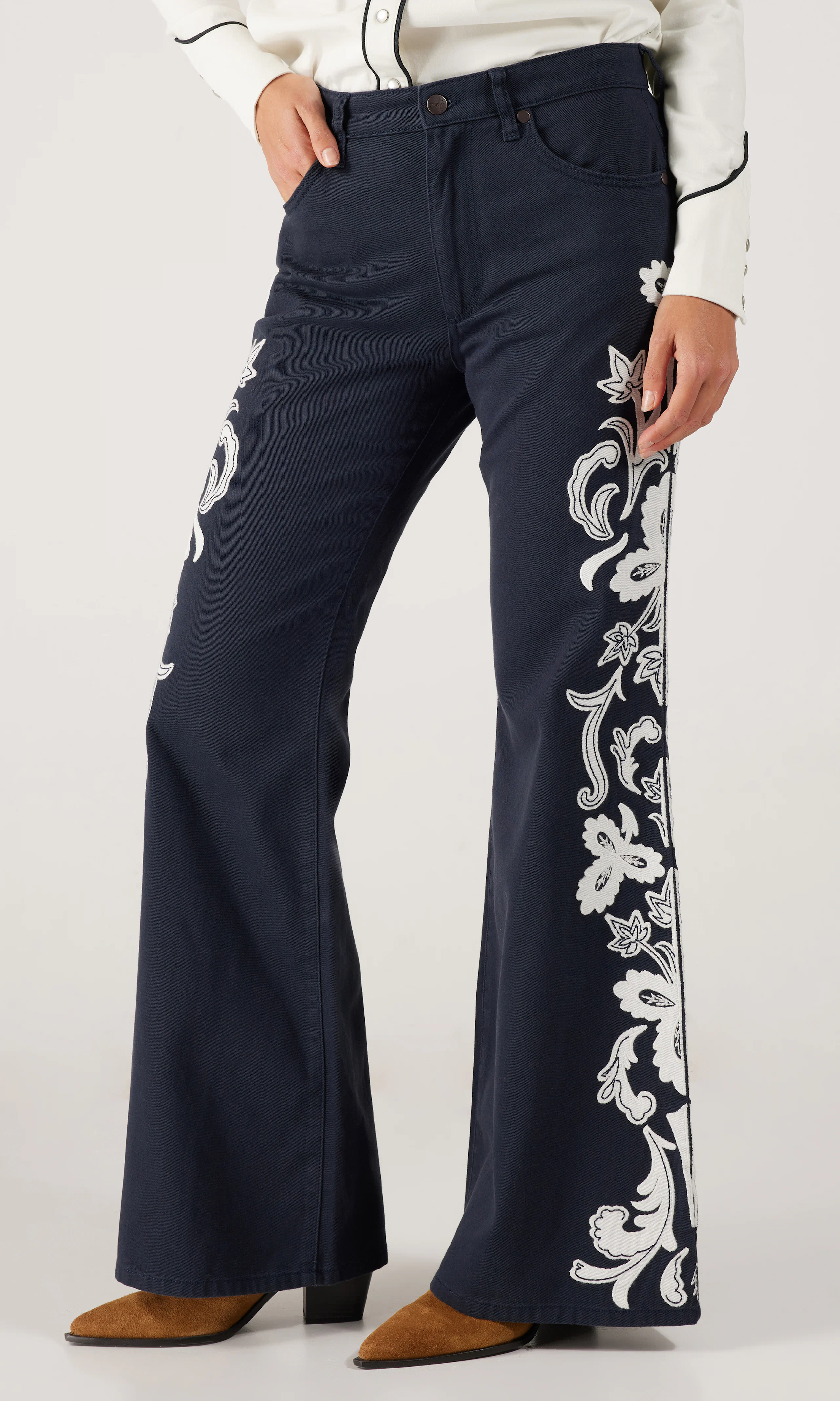 70s Flare Brodert Mørk Blå Bukse. Front. Model.
