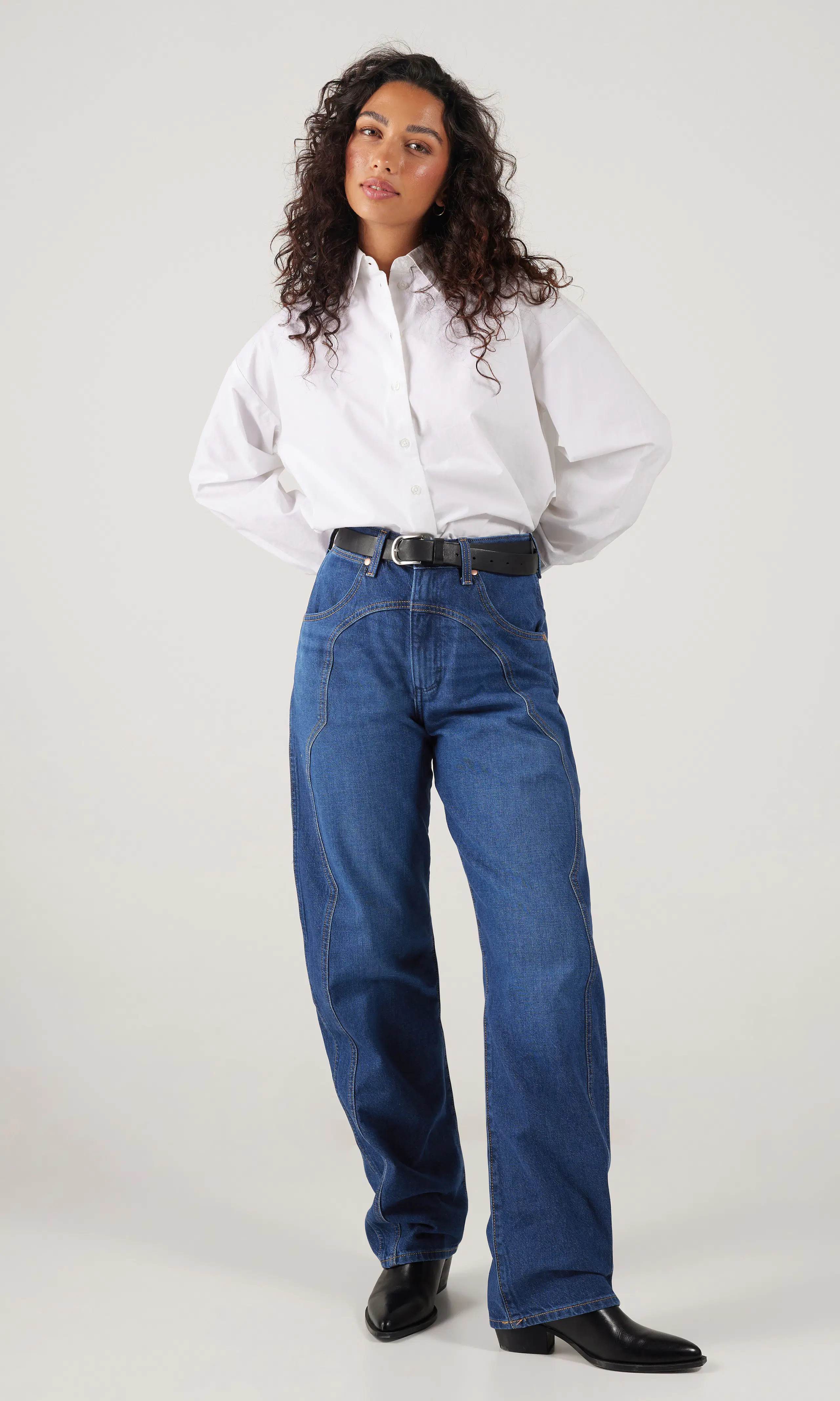 Sleek Barrel Medium Blå Jeans. Front 1. Model.