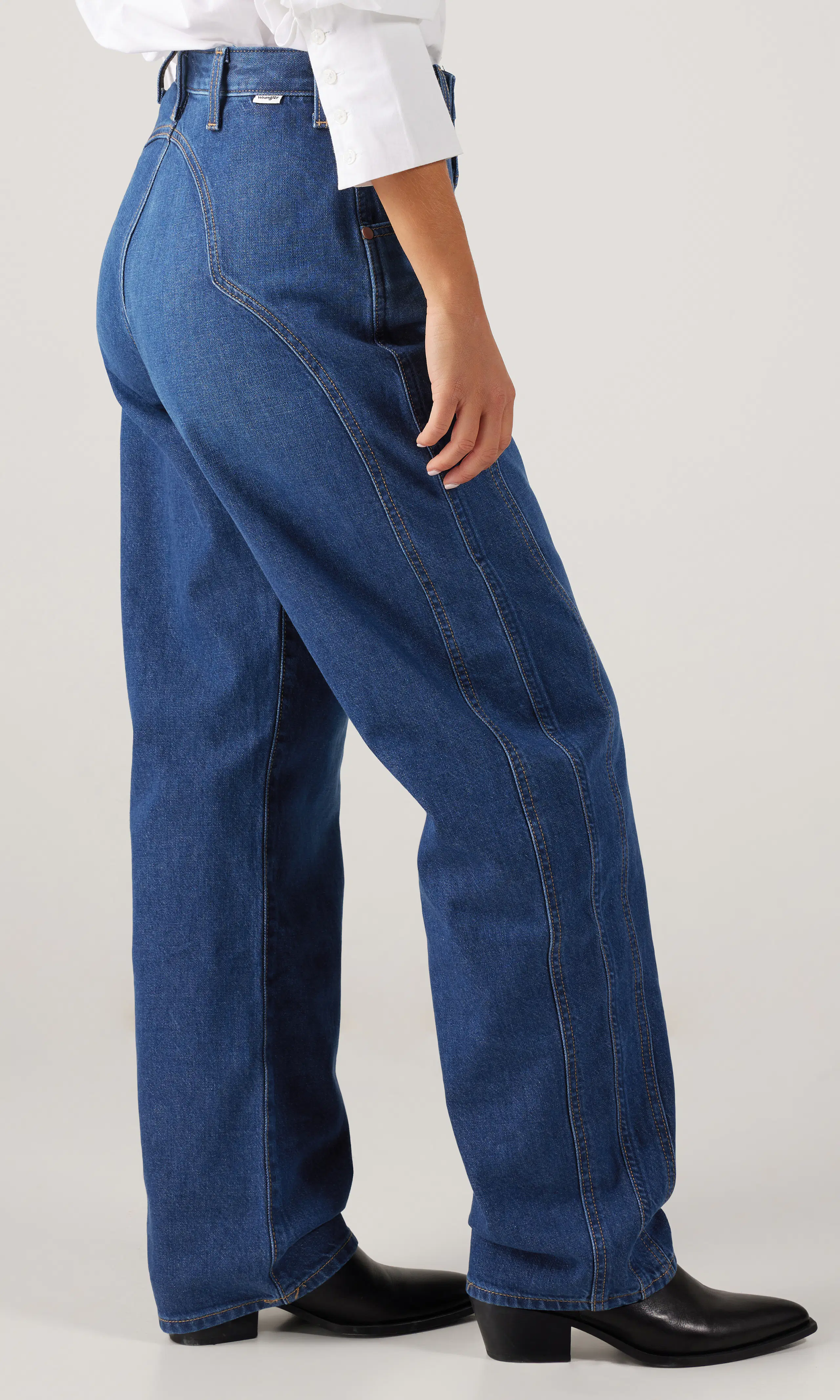 Sleek Barrel Medium Blå Jeans. Front 2. Model.