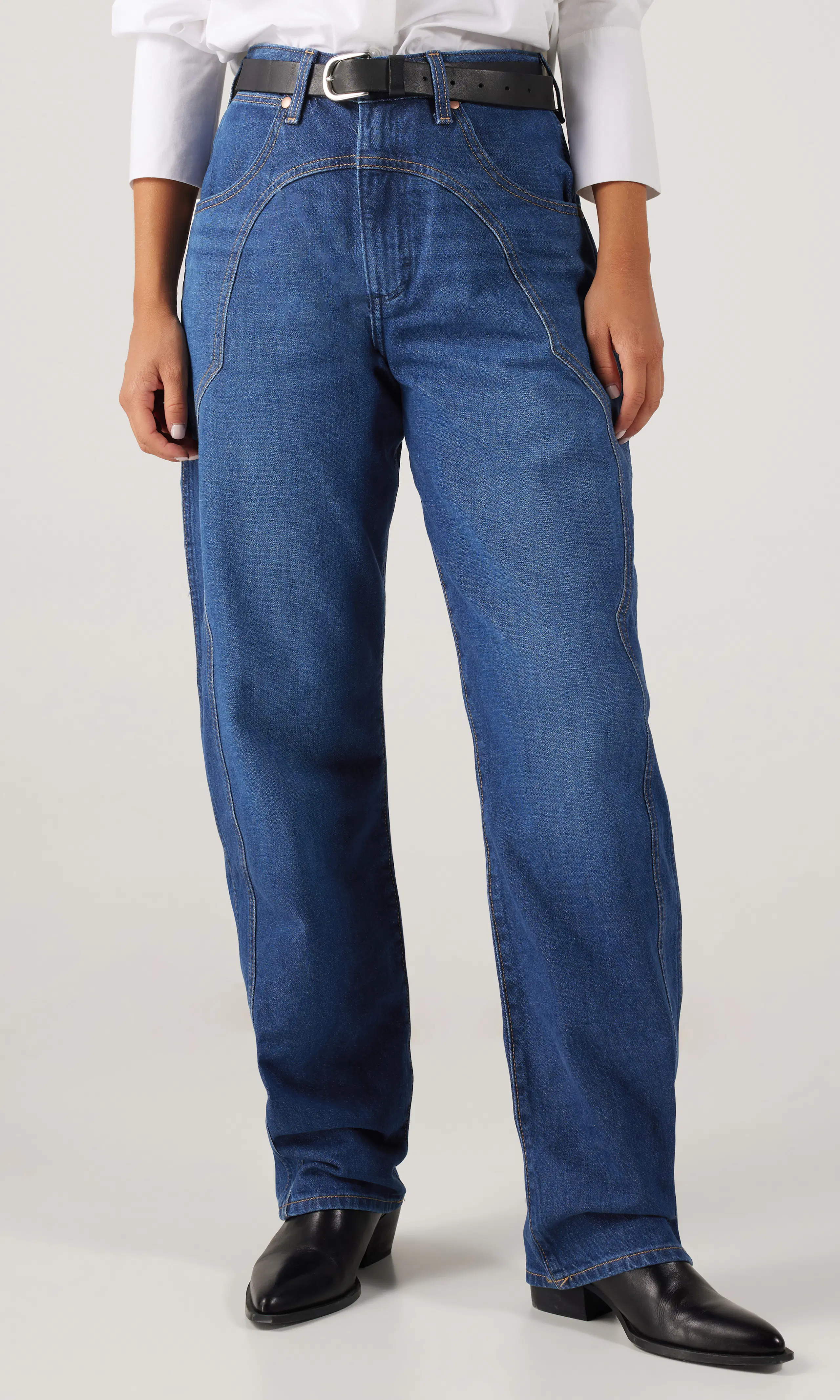 Sleek Barrel Medium Blå Jeans. Front. Model.