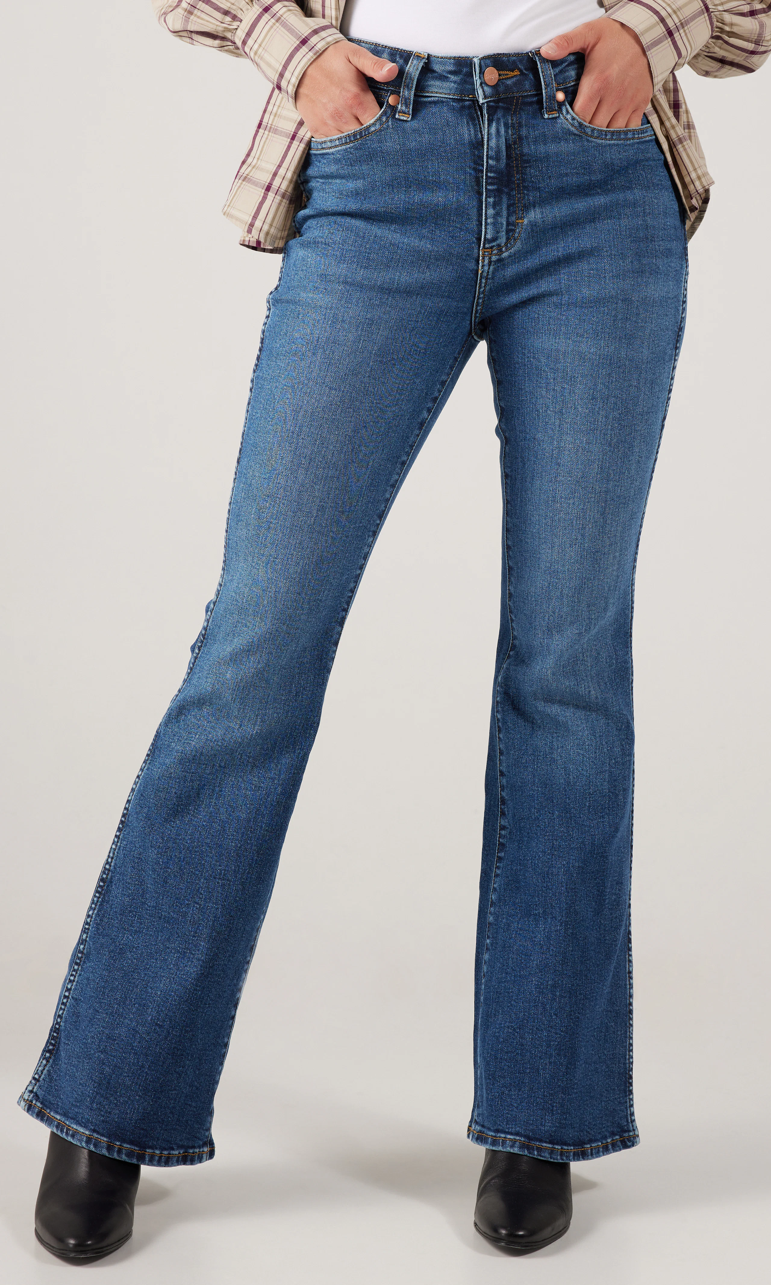 Montana Medium Blå Jeans. Front. Model.