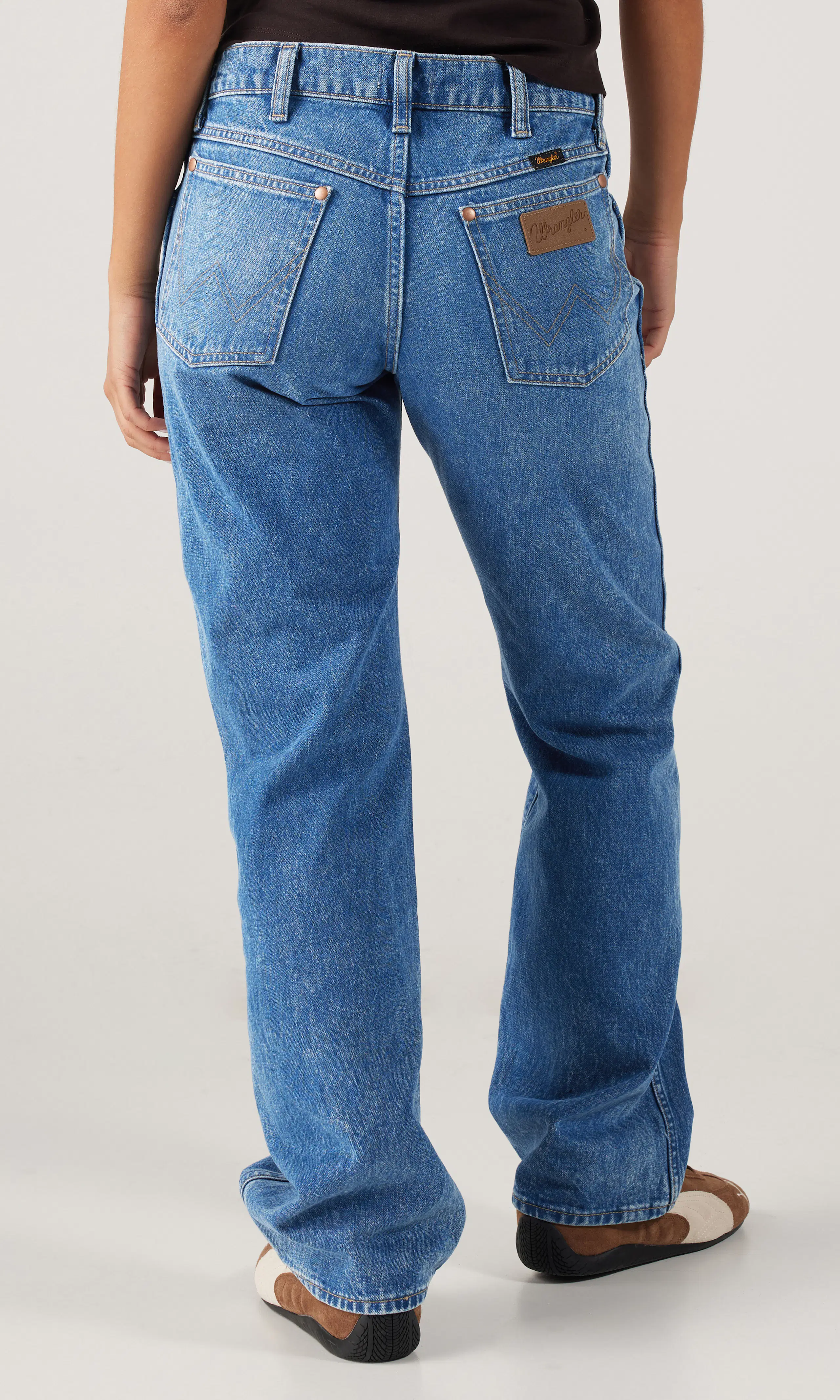 Low Rise Cowboy Jean Medium Blå Jeans. Back. Model.