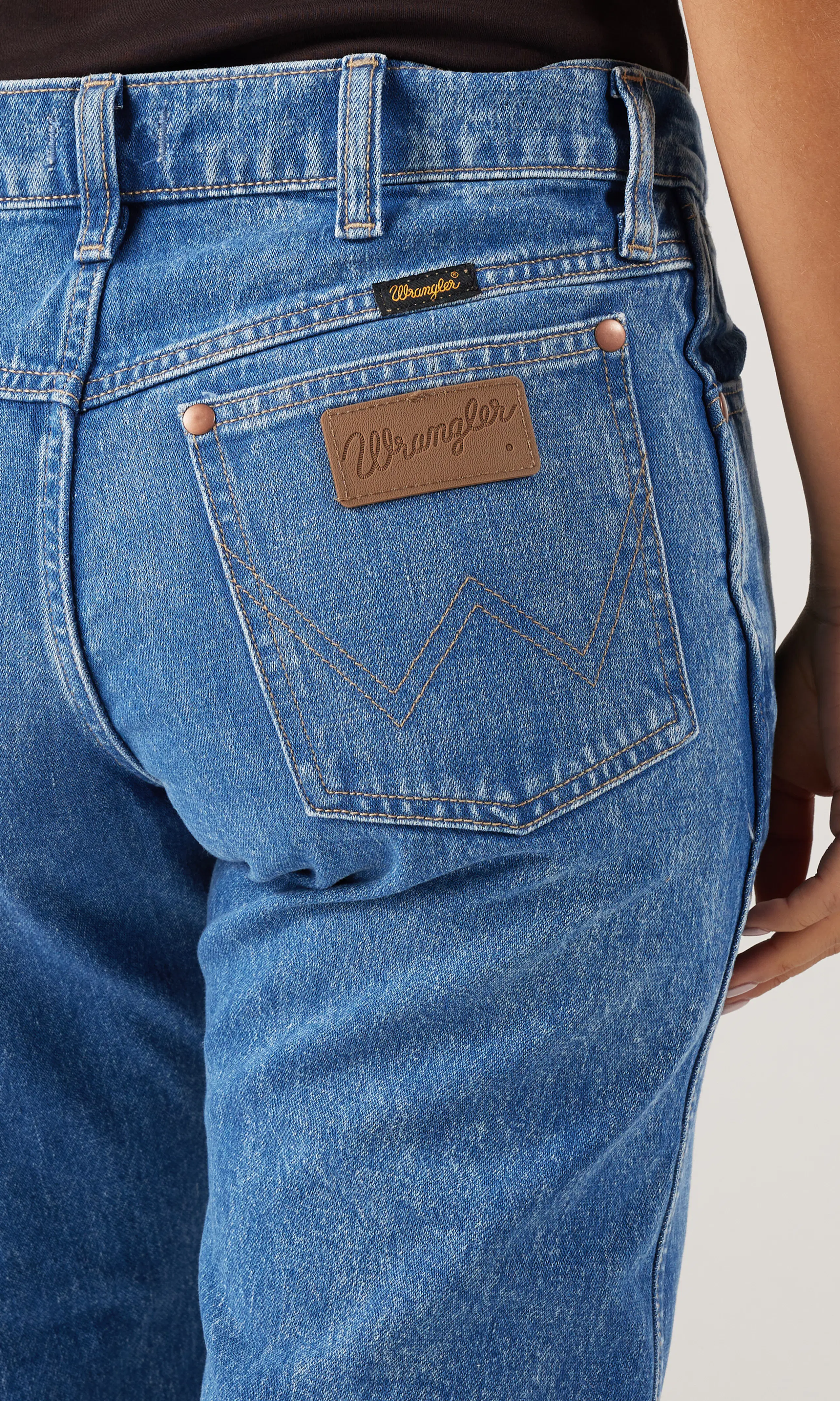 Low Rise Cowboy Jean Medium Blå Jeans. Detail 1. Model.