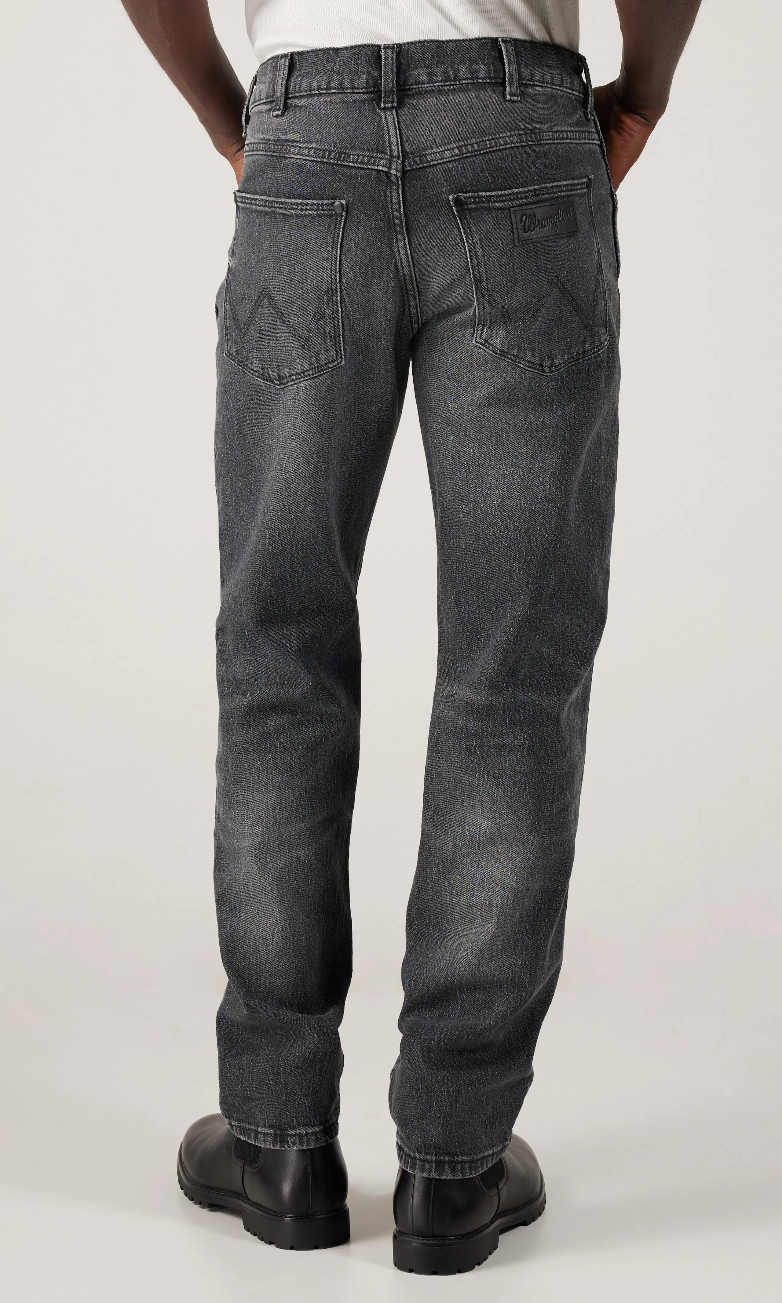 Frontier Straight Grå Jeans. Back. Model.