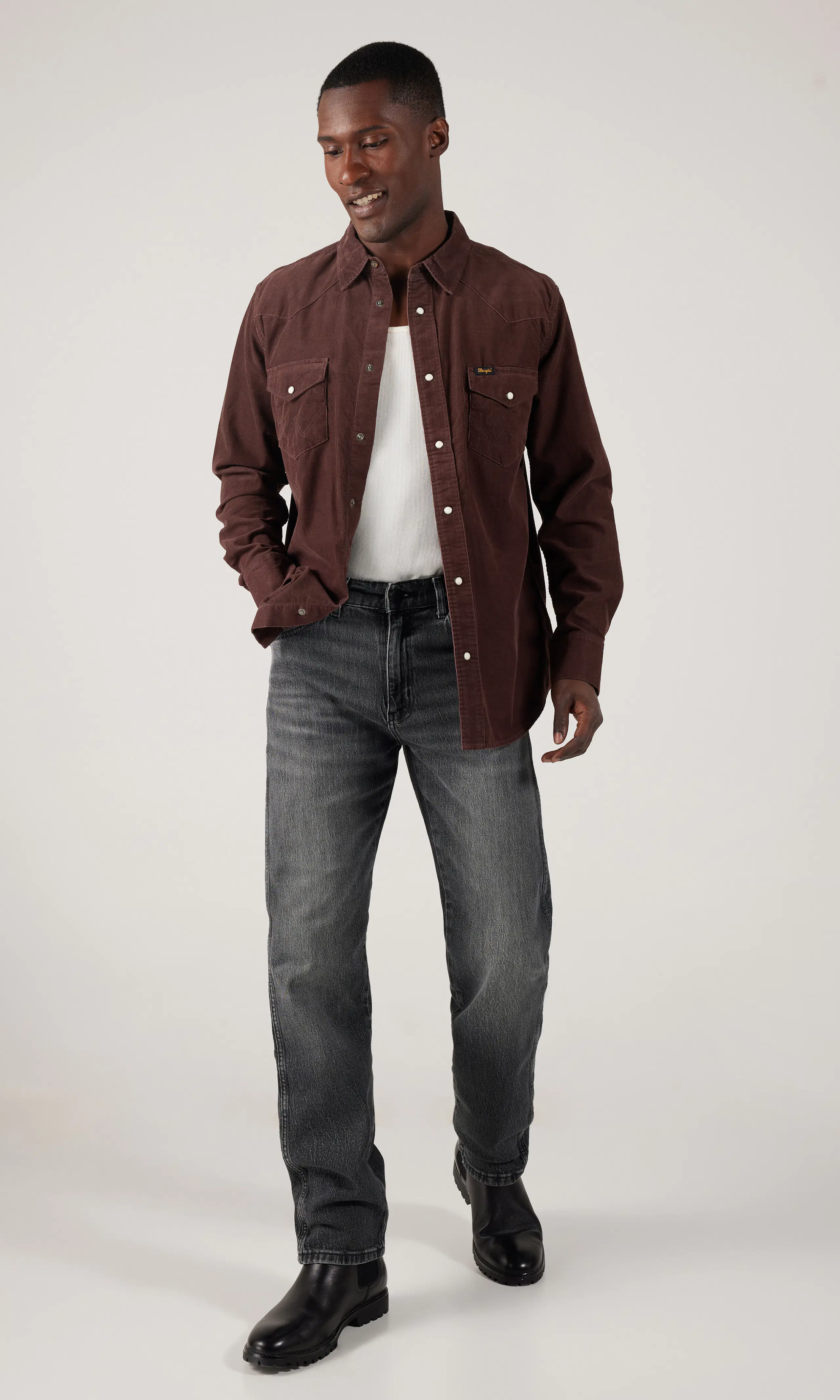 Frontier Straight Grå Jeans. Front 1. Model.