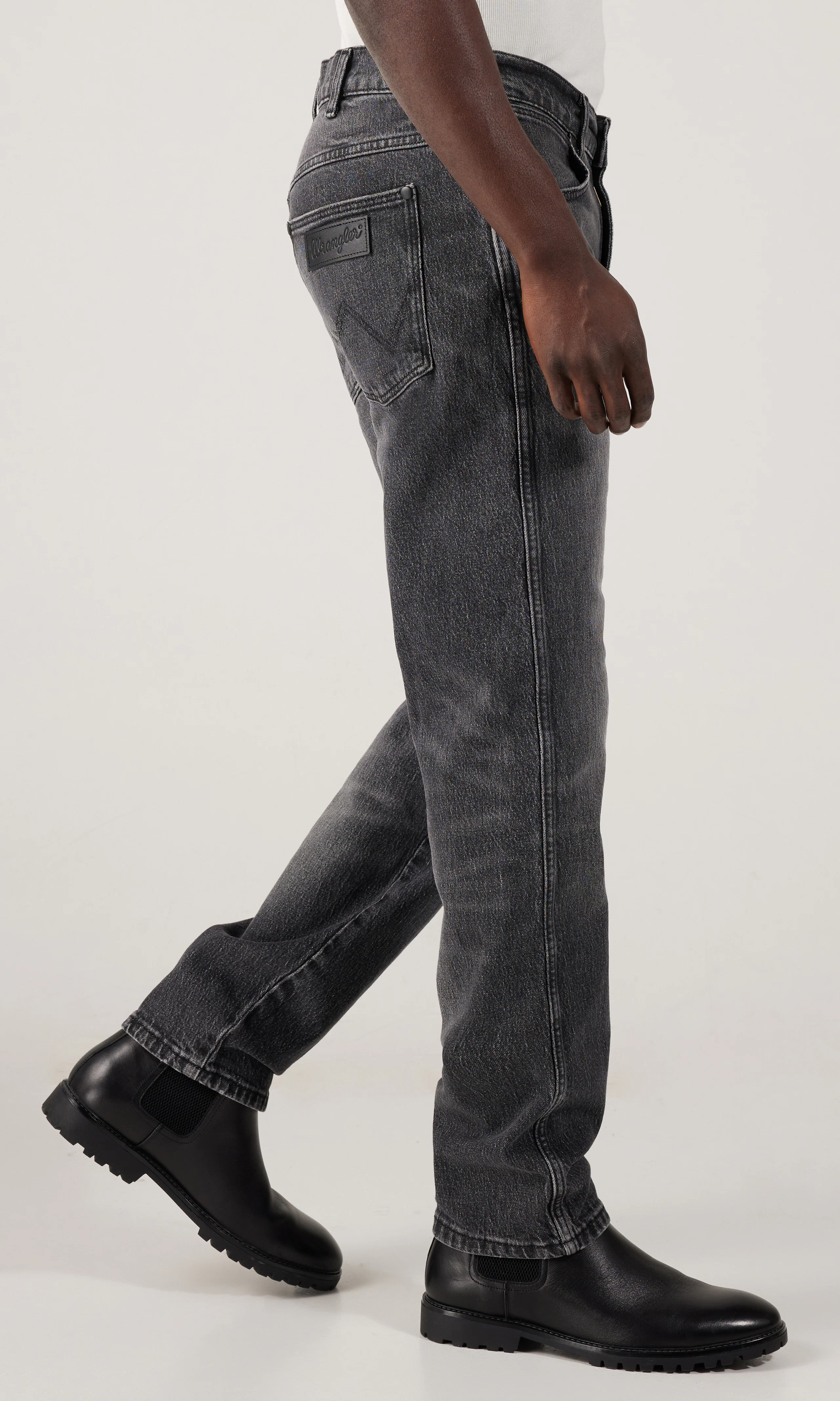 Frontier Straight Grå Jeans. Front 2. Model.