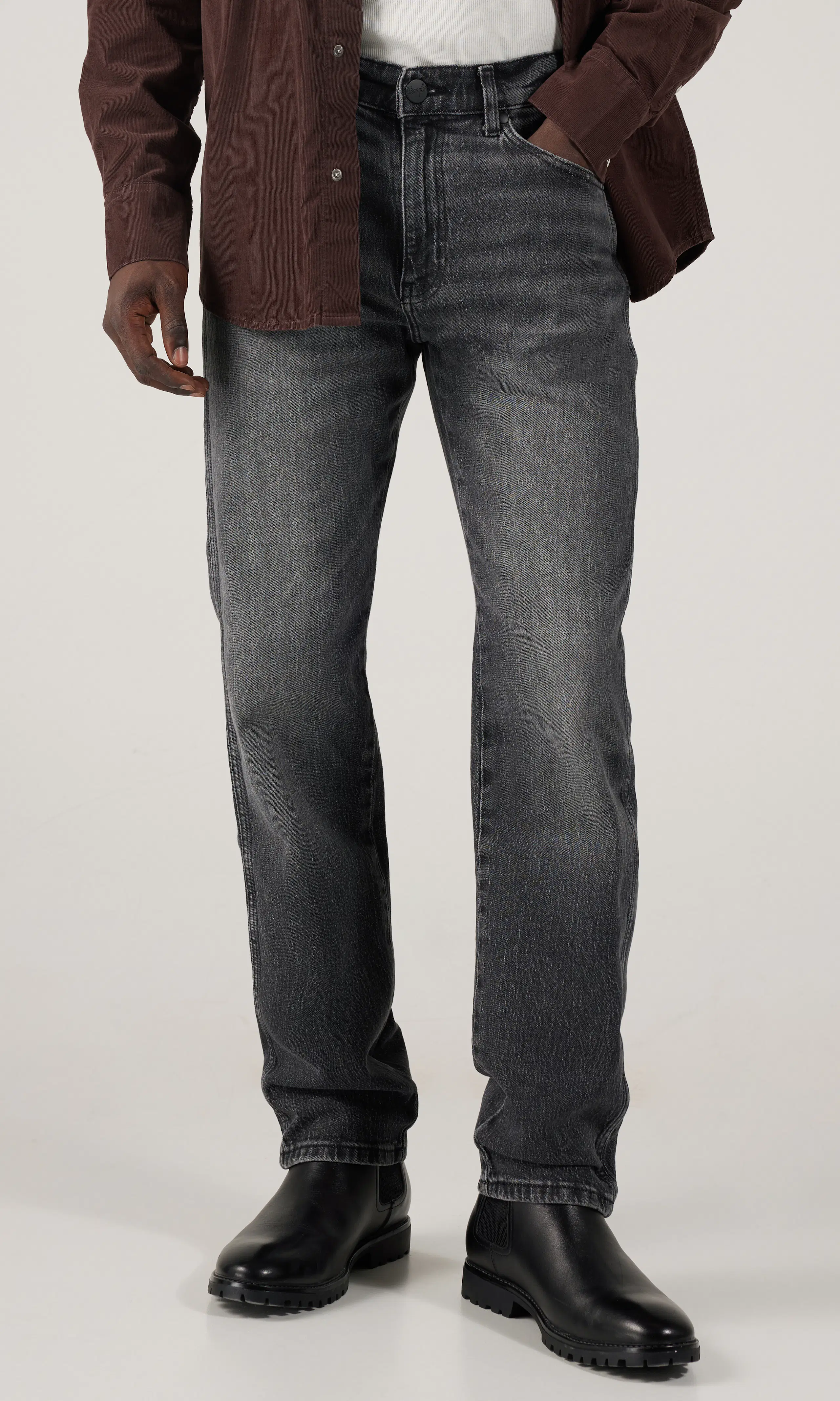 Frontier Straight Grå Jeans. Front. Model.
