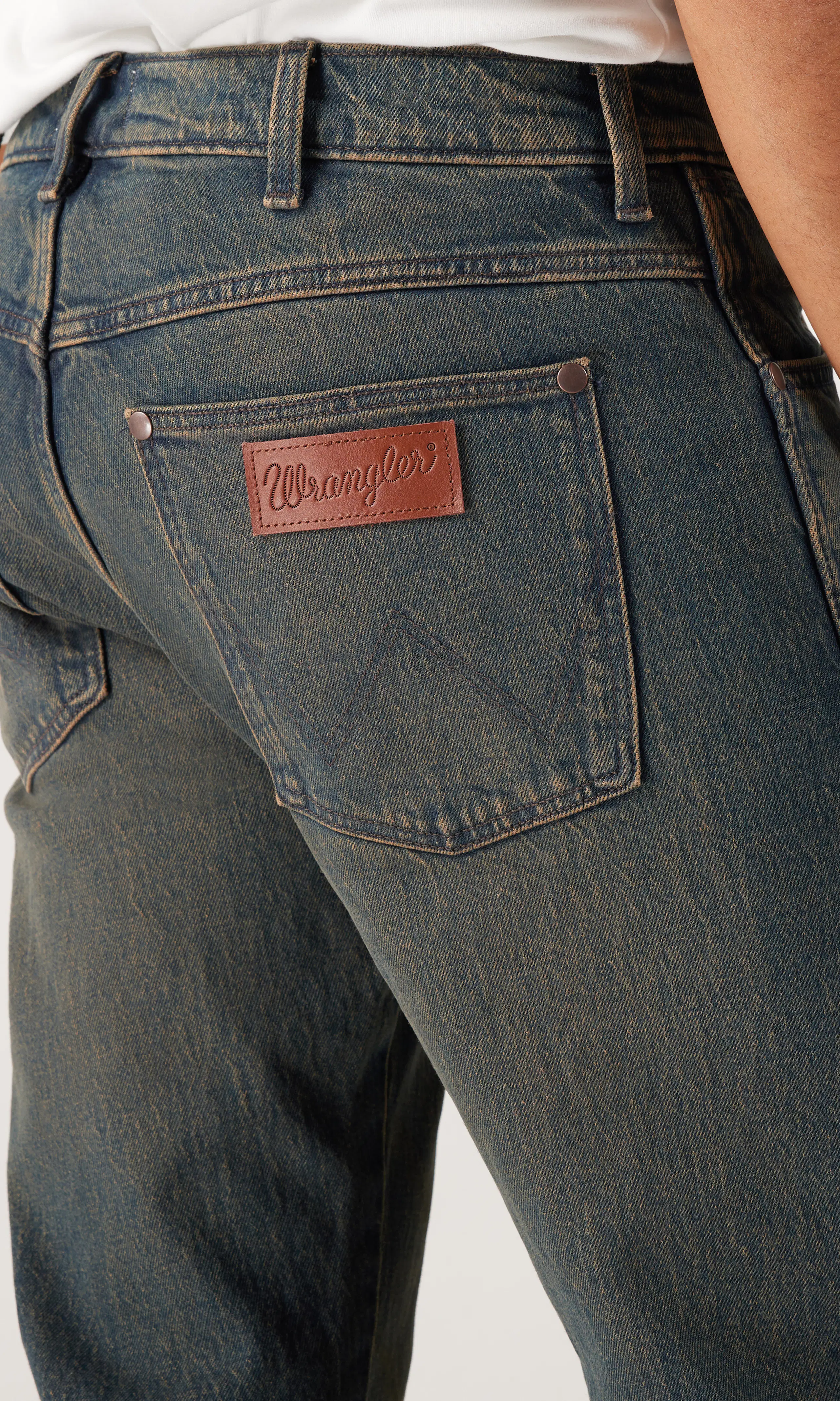 Frontier Straight Svarta Jeans. Detail 1. Model.