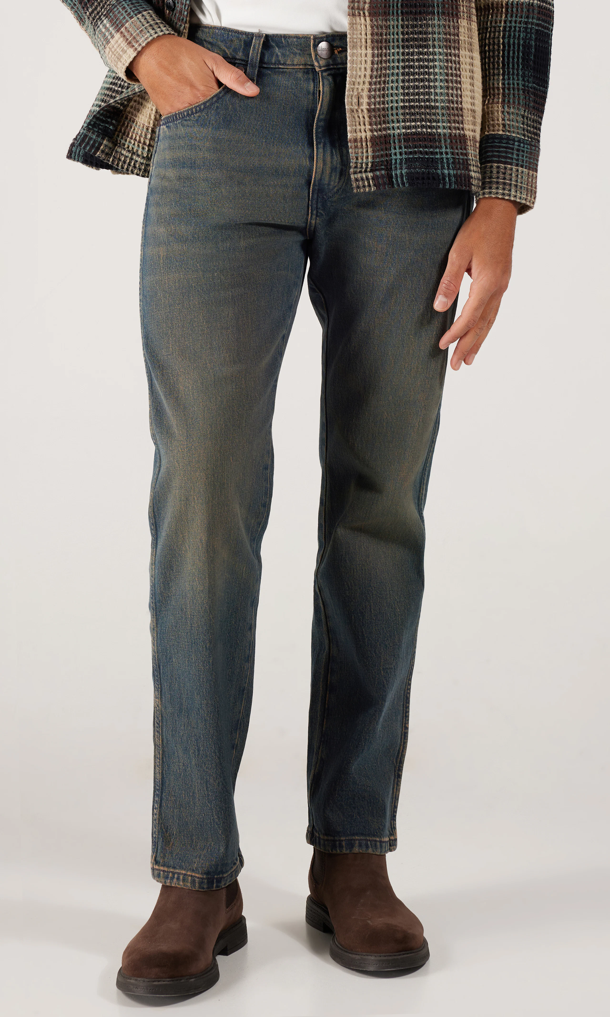 Frontier Straight Svarta Jeans. Front. Model.