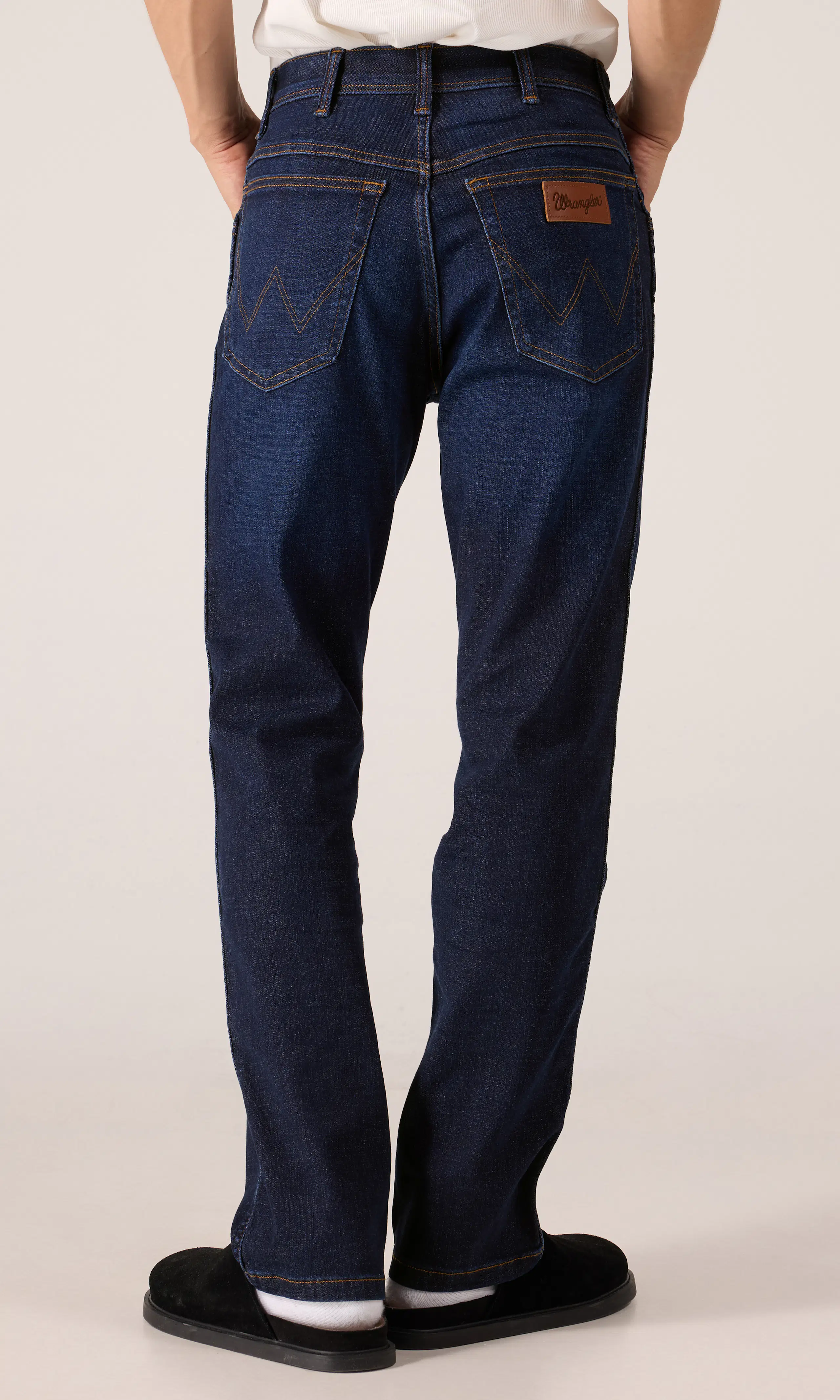 Texas Straight Tummansiniset Farkut. Back. Model.