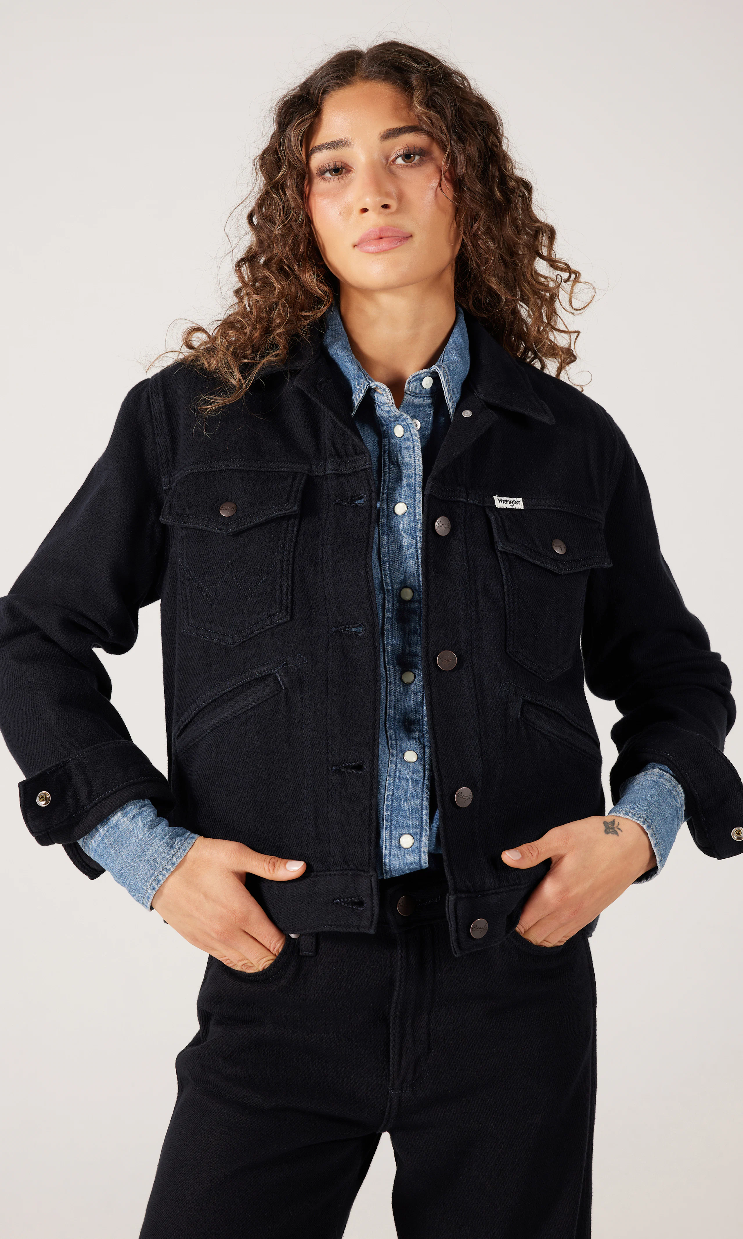 Heritage Mörkblå Denim Jacka. Front. Model.