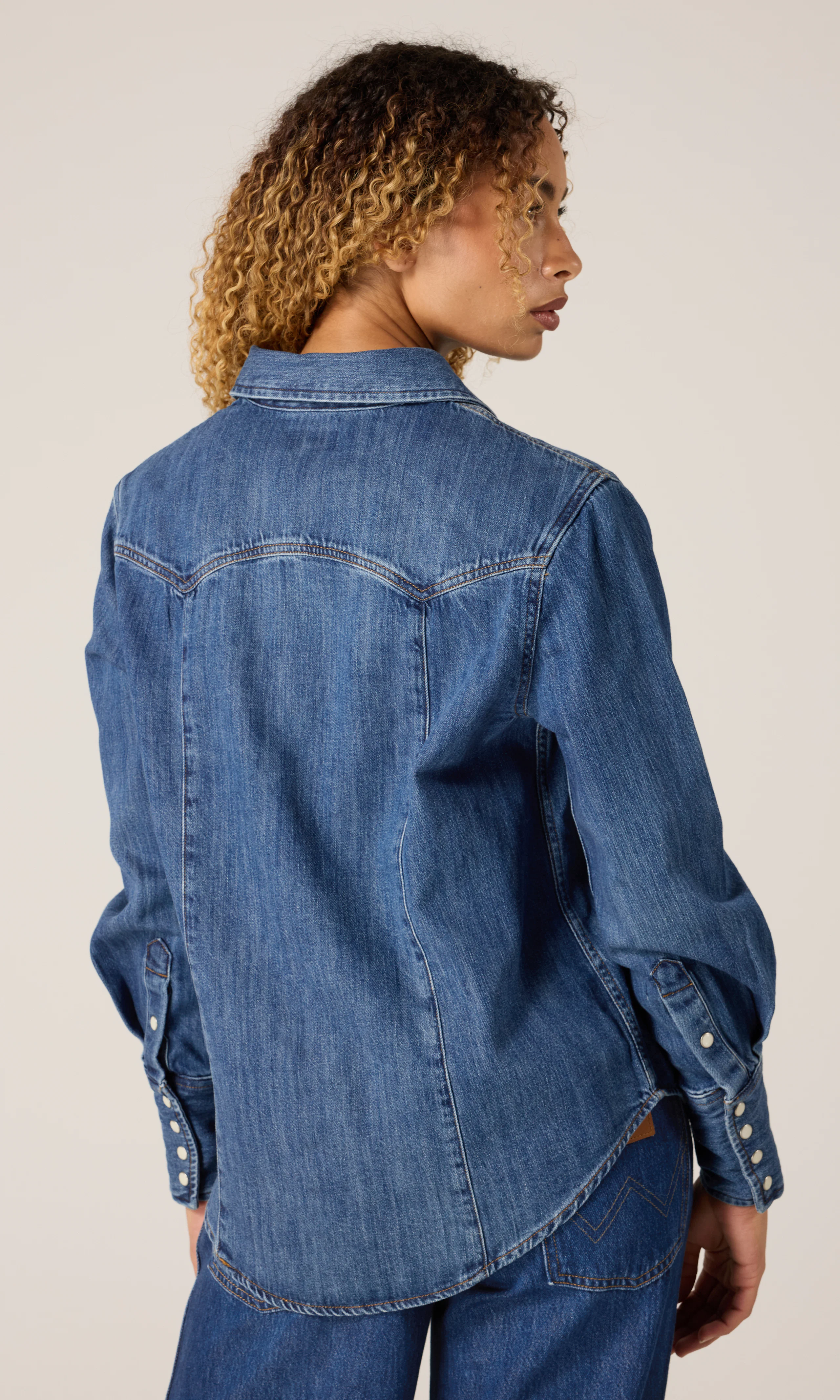 Yoke Mørk Blå Denim Skjorte. Back. Model.