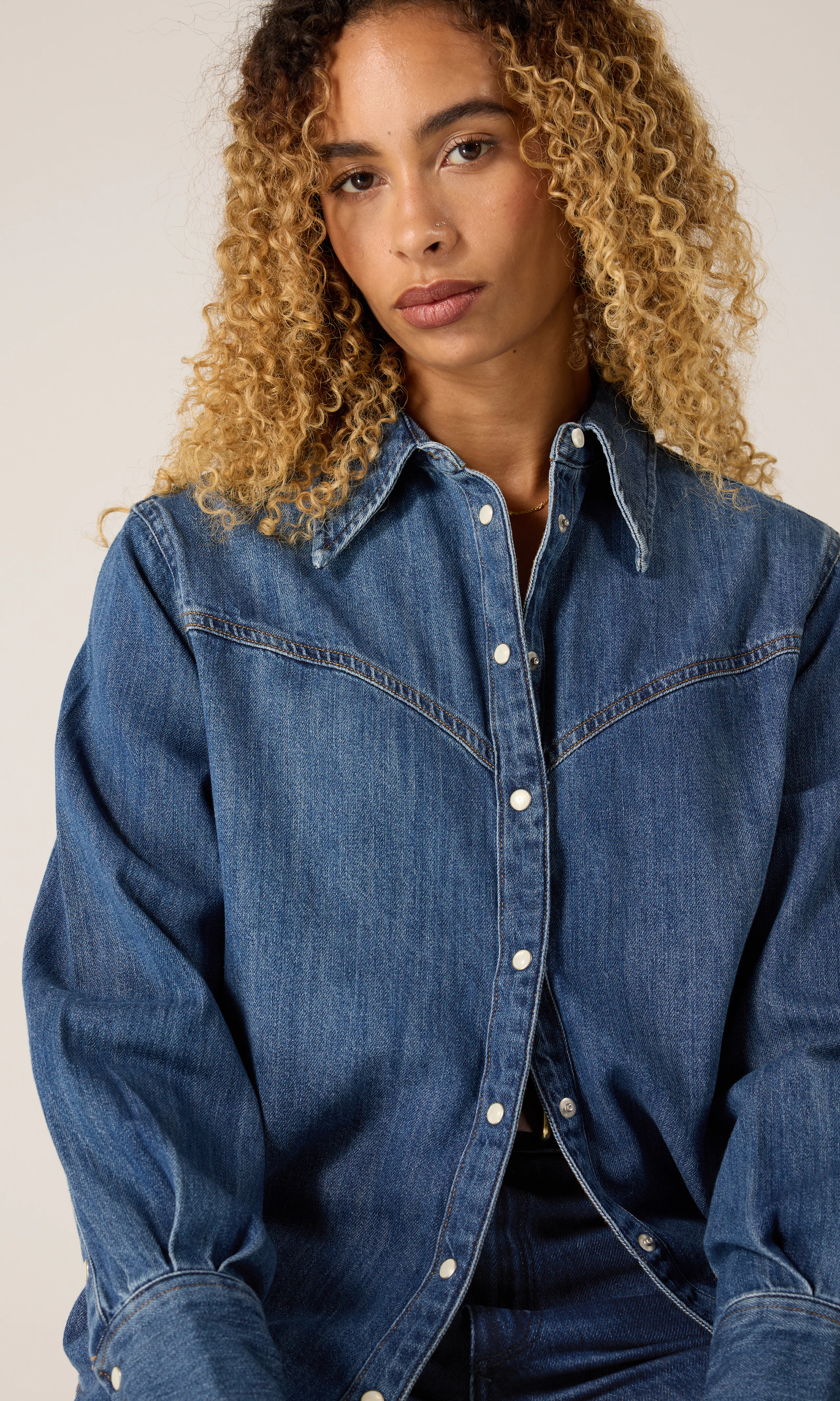 Yoke Mørk Blå Denim Skjorte. Front. Model.