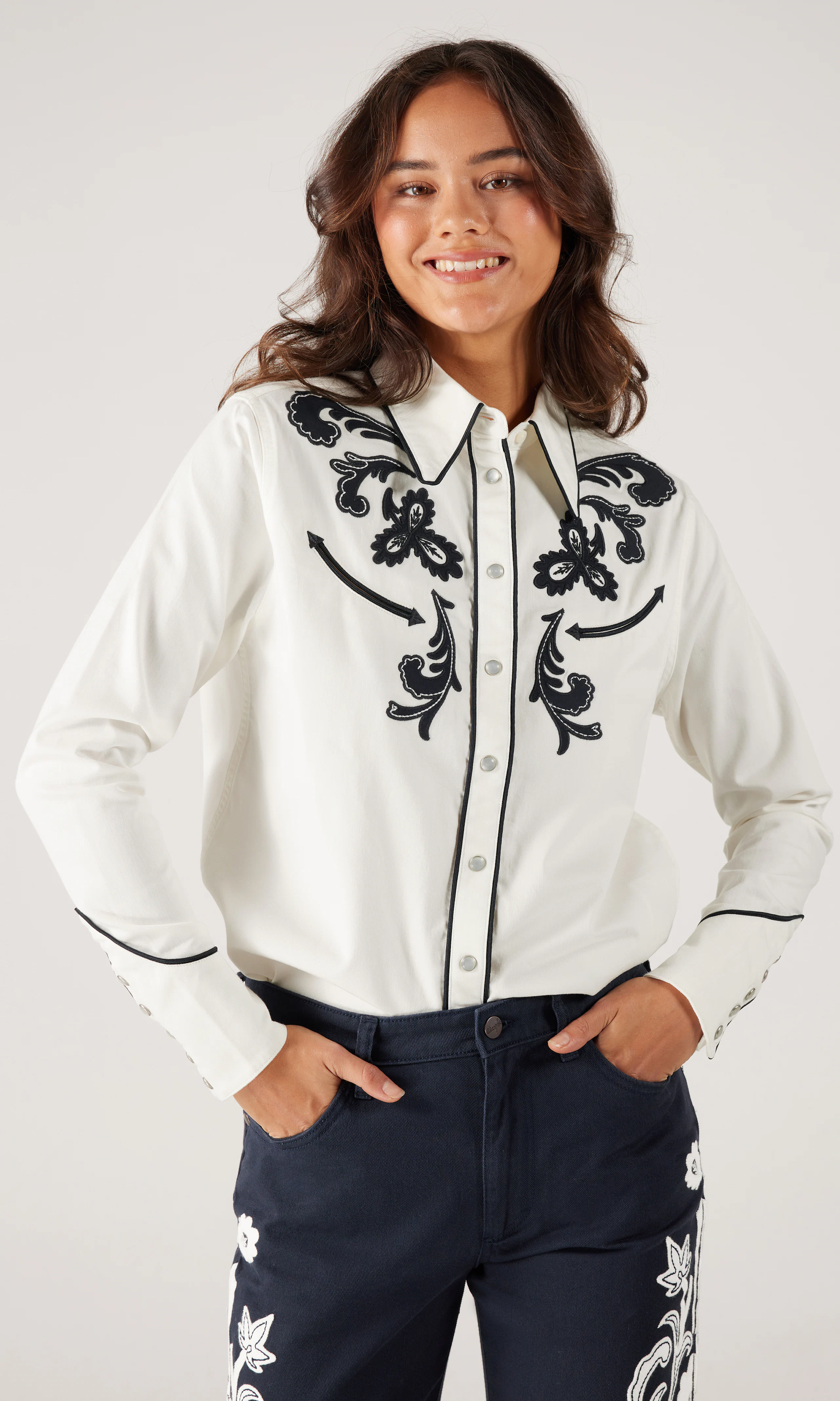 Applique Off White Skjorte. Front. Model.