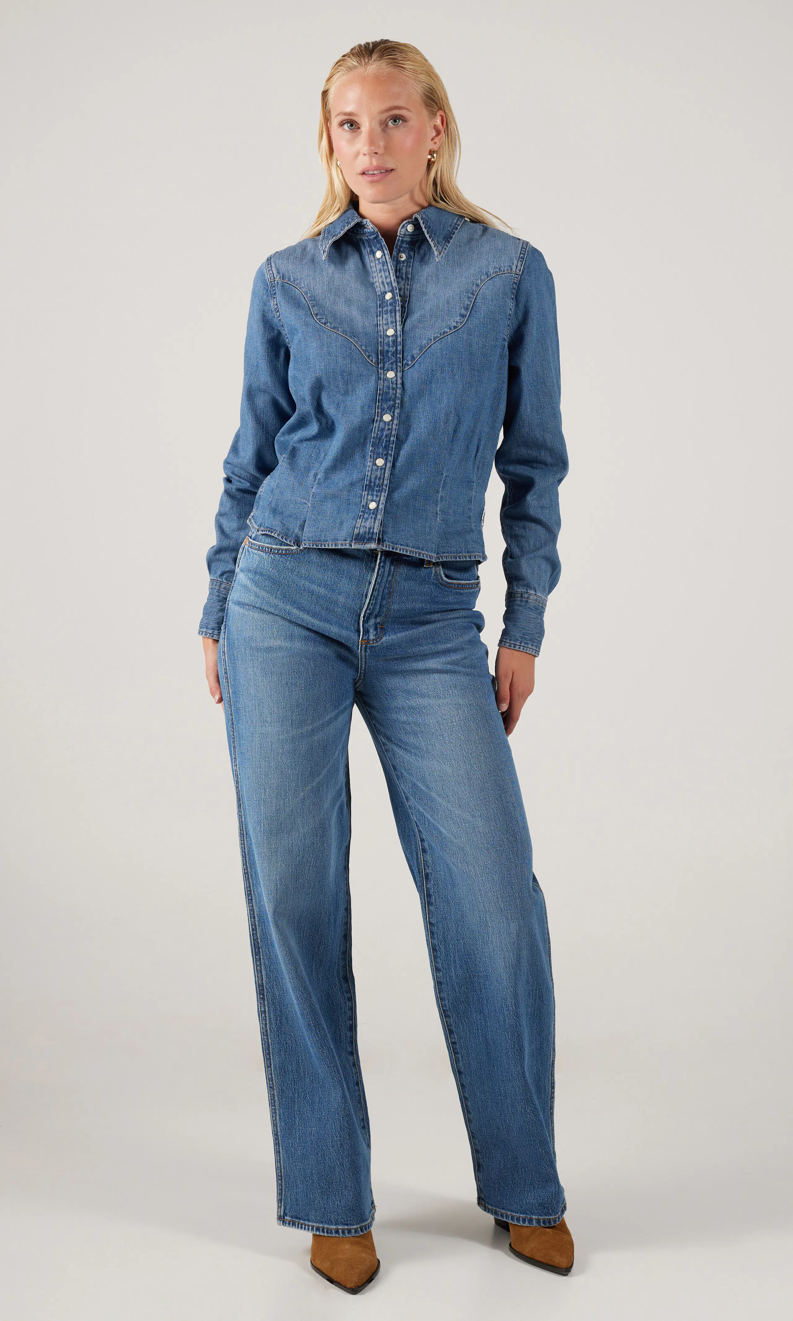 Femme Peplum Medium Blå Denim Skjorte. Front 1. Model.