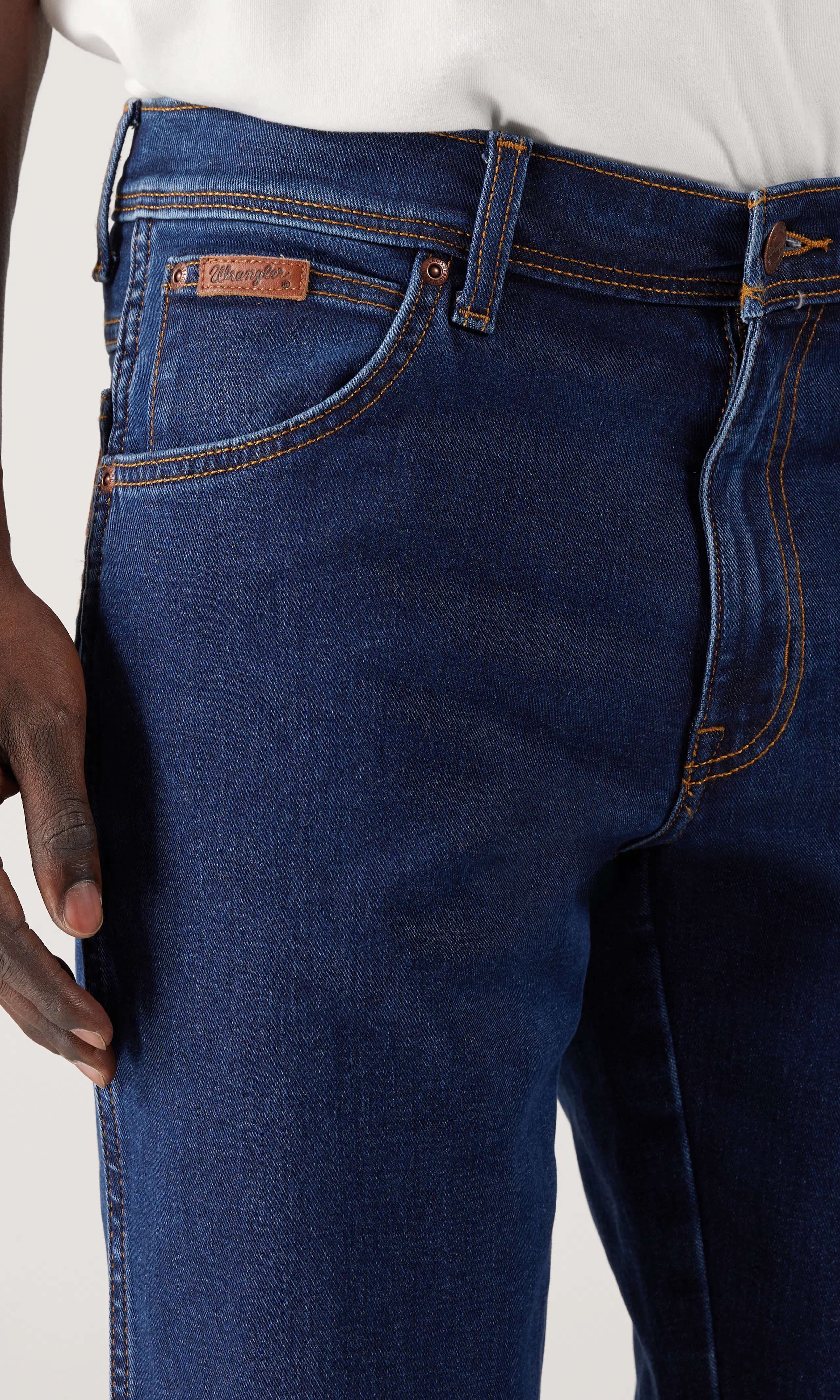 Texas Straight Mørk Blå Jeans. Detail 2. Model.