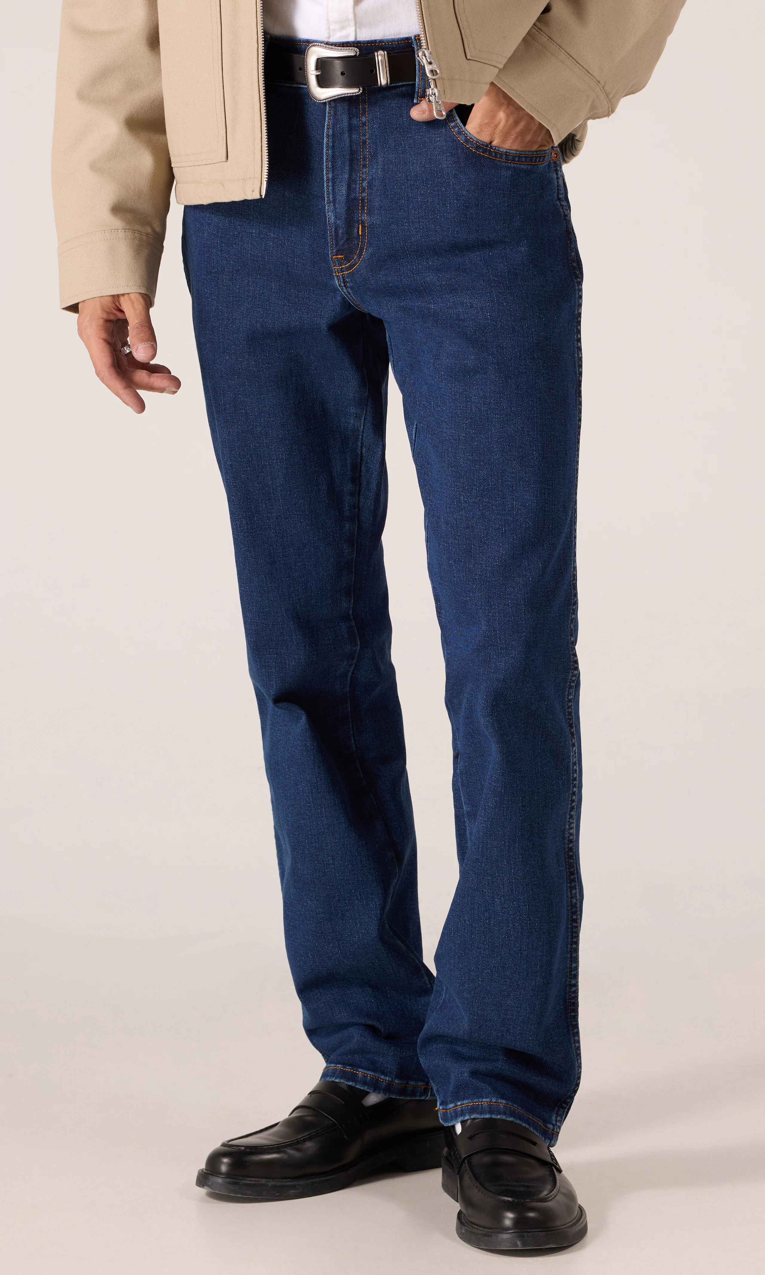 Texas Straight Mørk Blå Jeans. Front. Model.