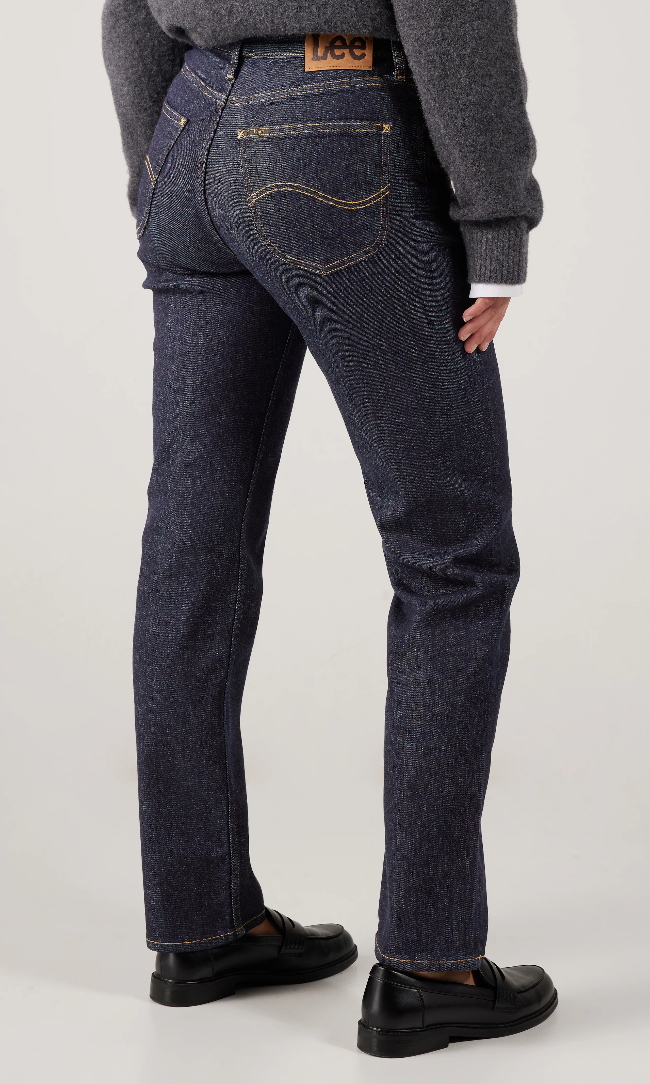 Carol Tummansiniset Farkut. Back. Model.